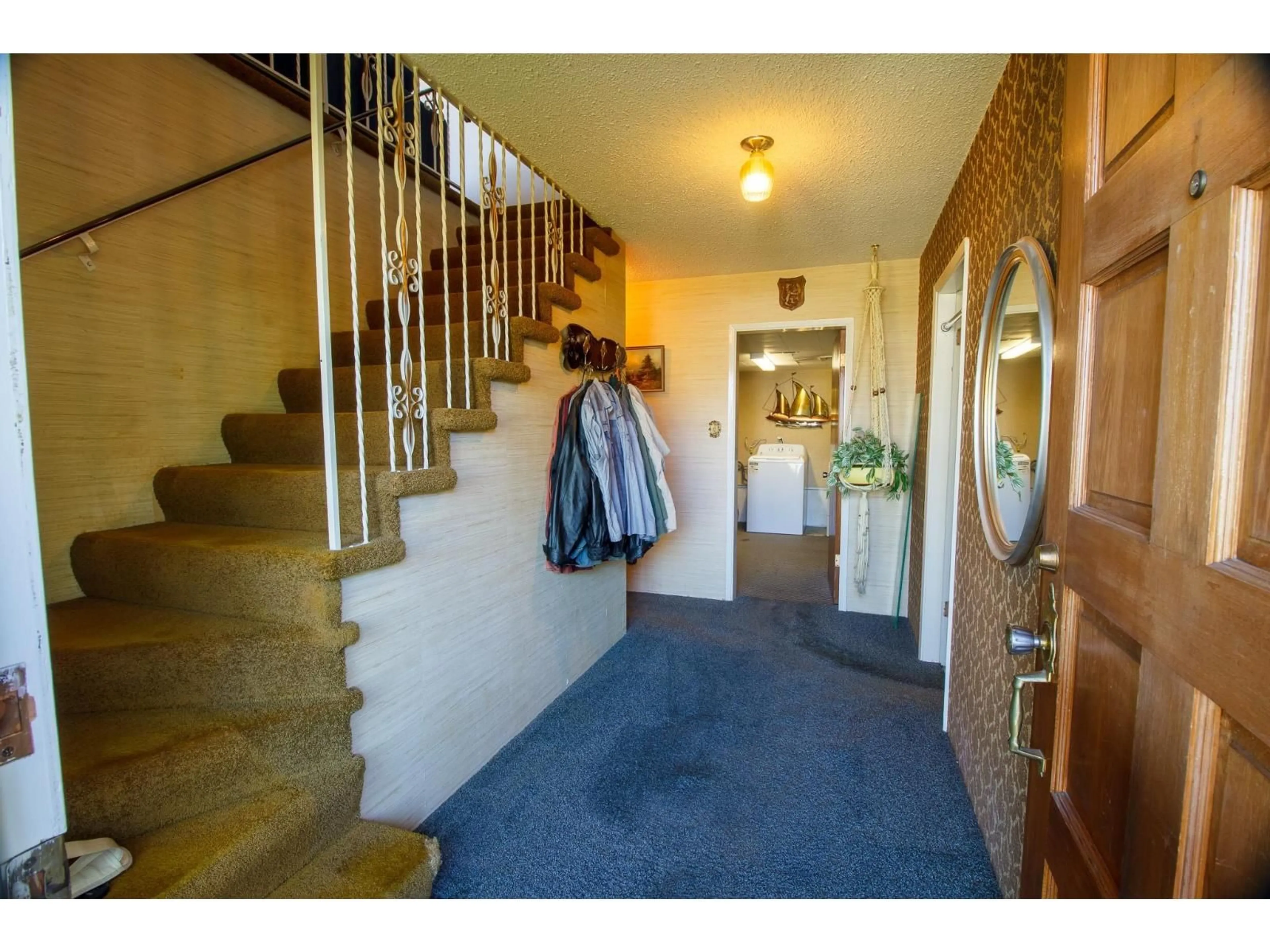 Indoor foyer for 32678 BEVAN AVENUE, Abbotsford British Columbia V2T1G6