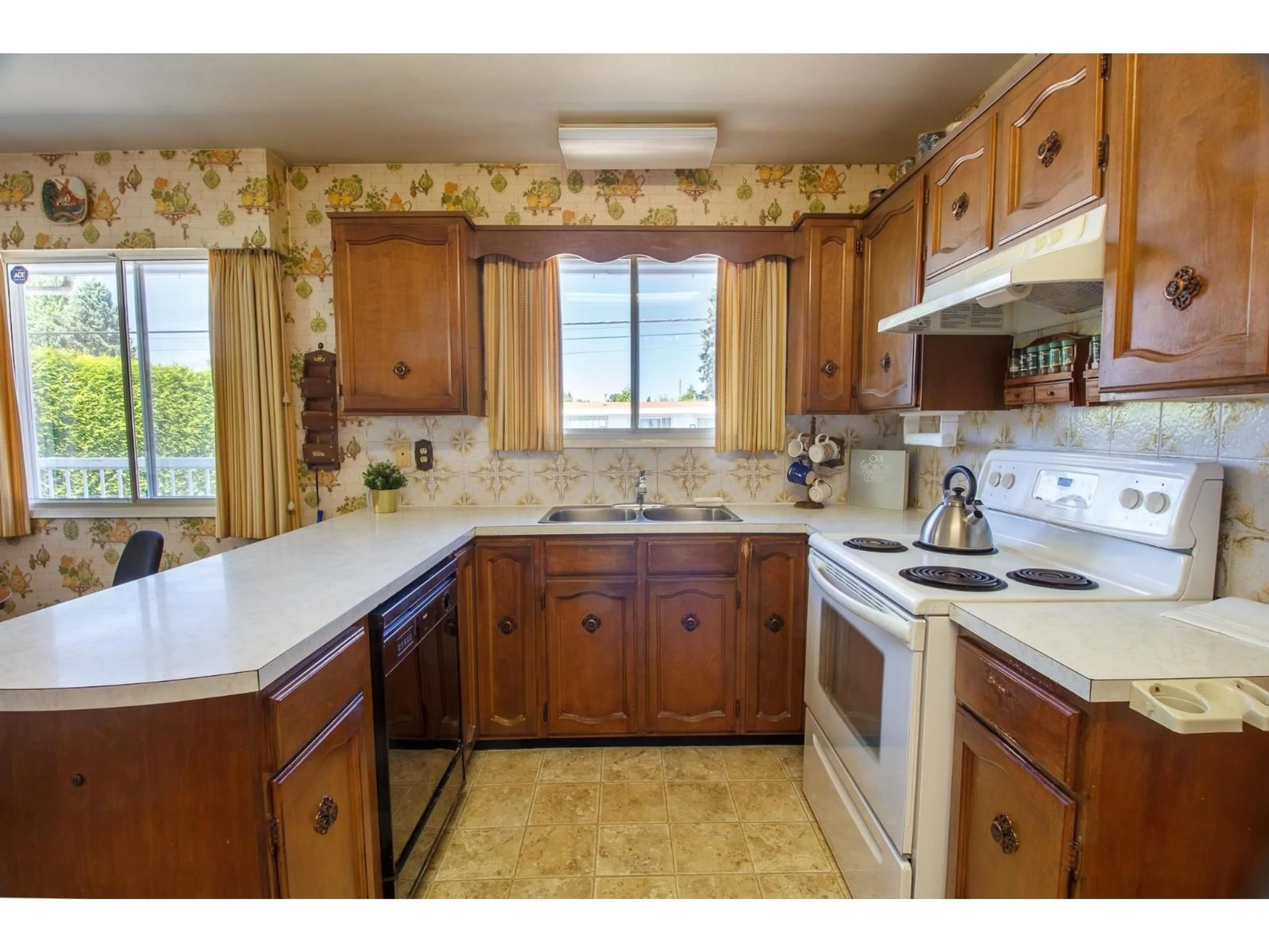 Standard kitchen, ceramic/tile floor for 32678 BEVAN AVENUE, Abbotsford British Columbia V2T1G6