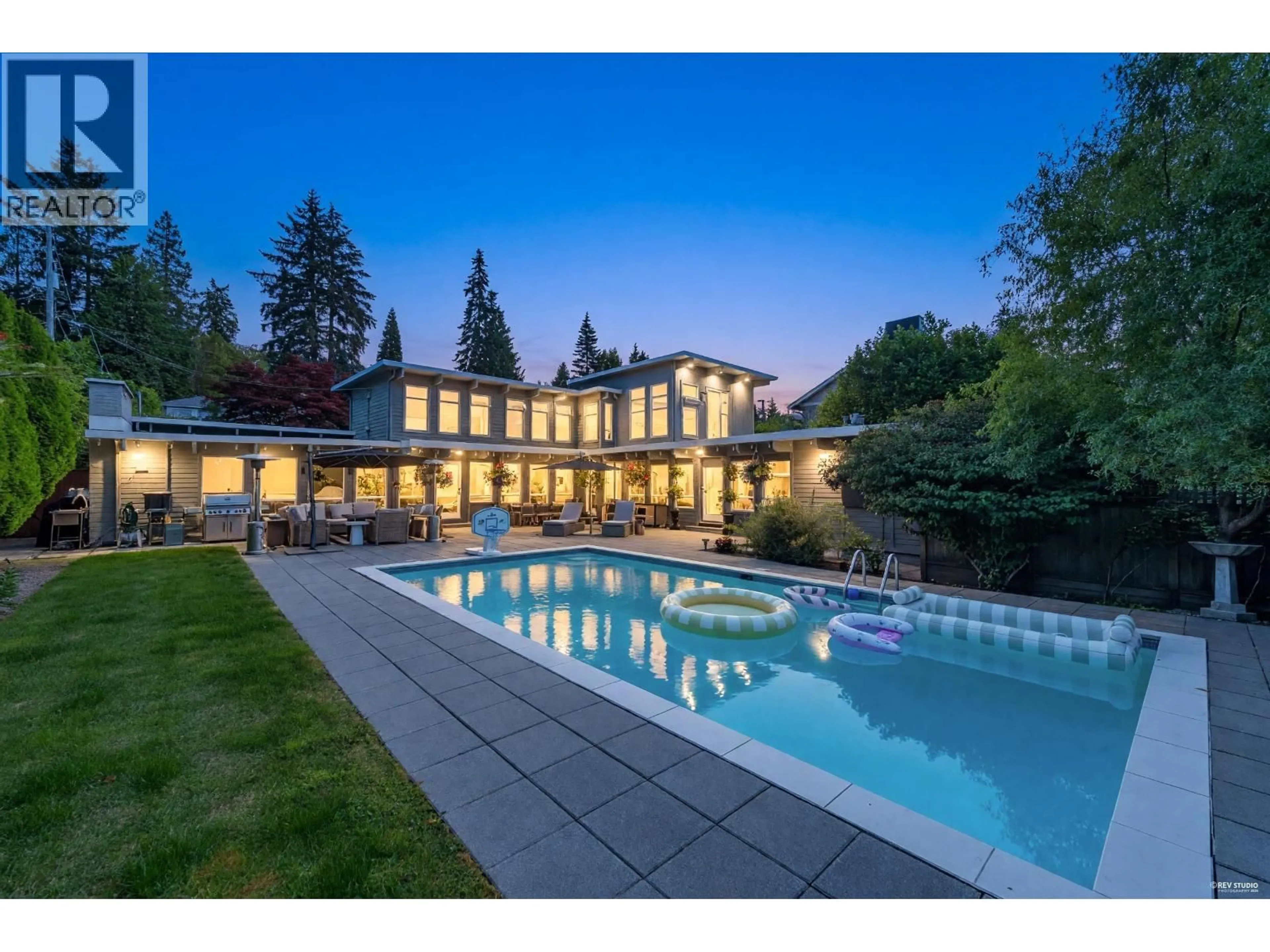 Pool for 1555 QUEENS AVENUE, West Vancouver British Columbia V7V0B2