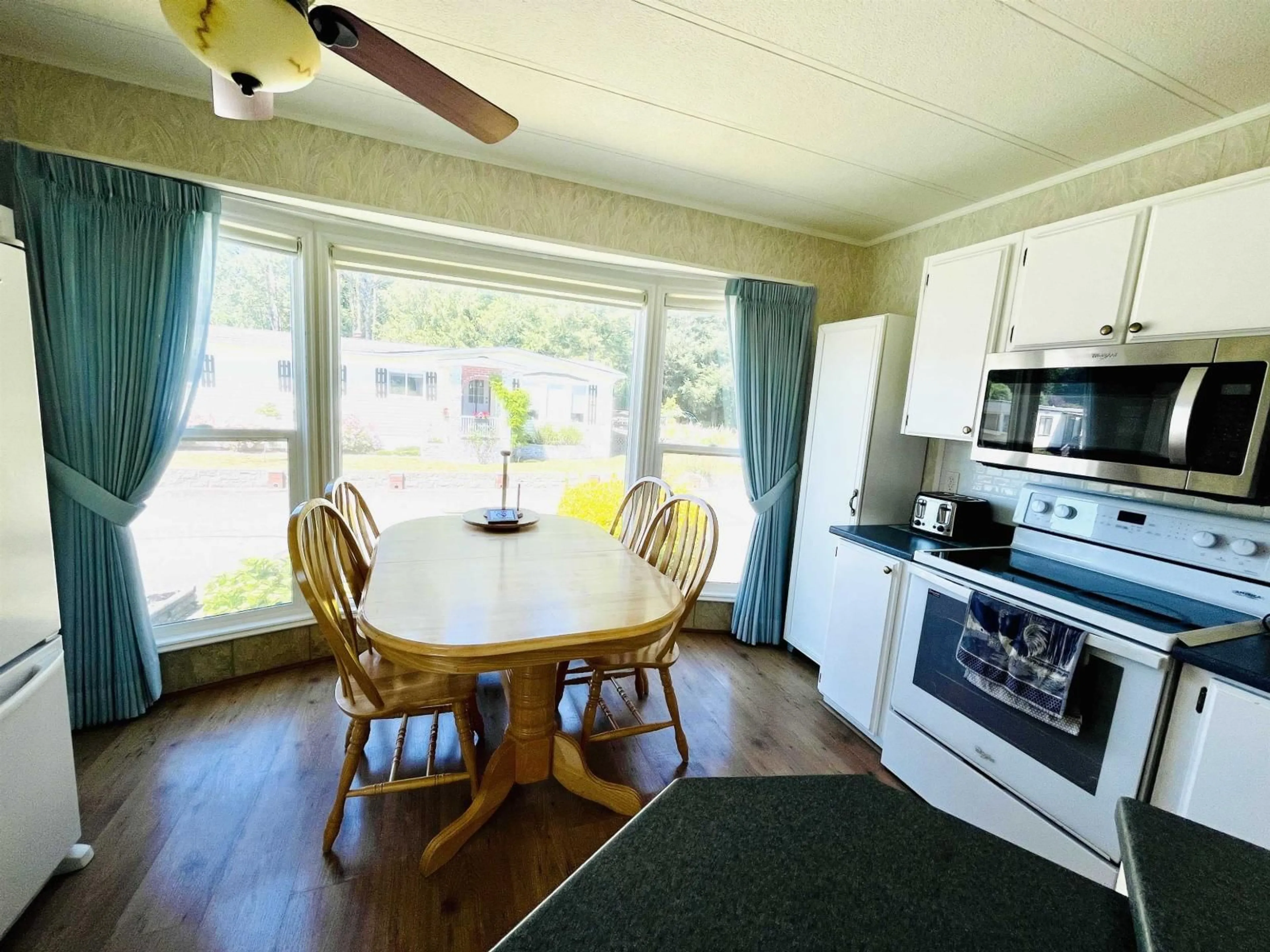 Standard kitchen, wood/laminate floor for 237 - 27111 0 AVENUE, Langley British Columbia V4W2S9