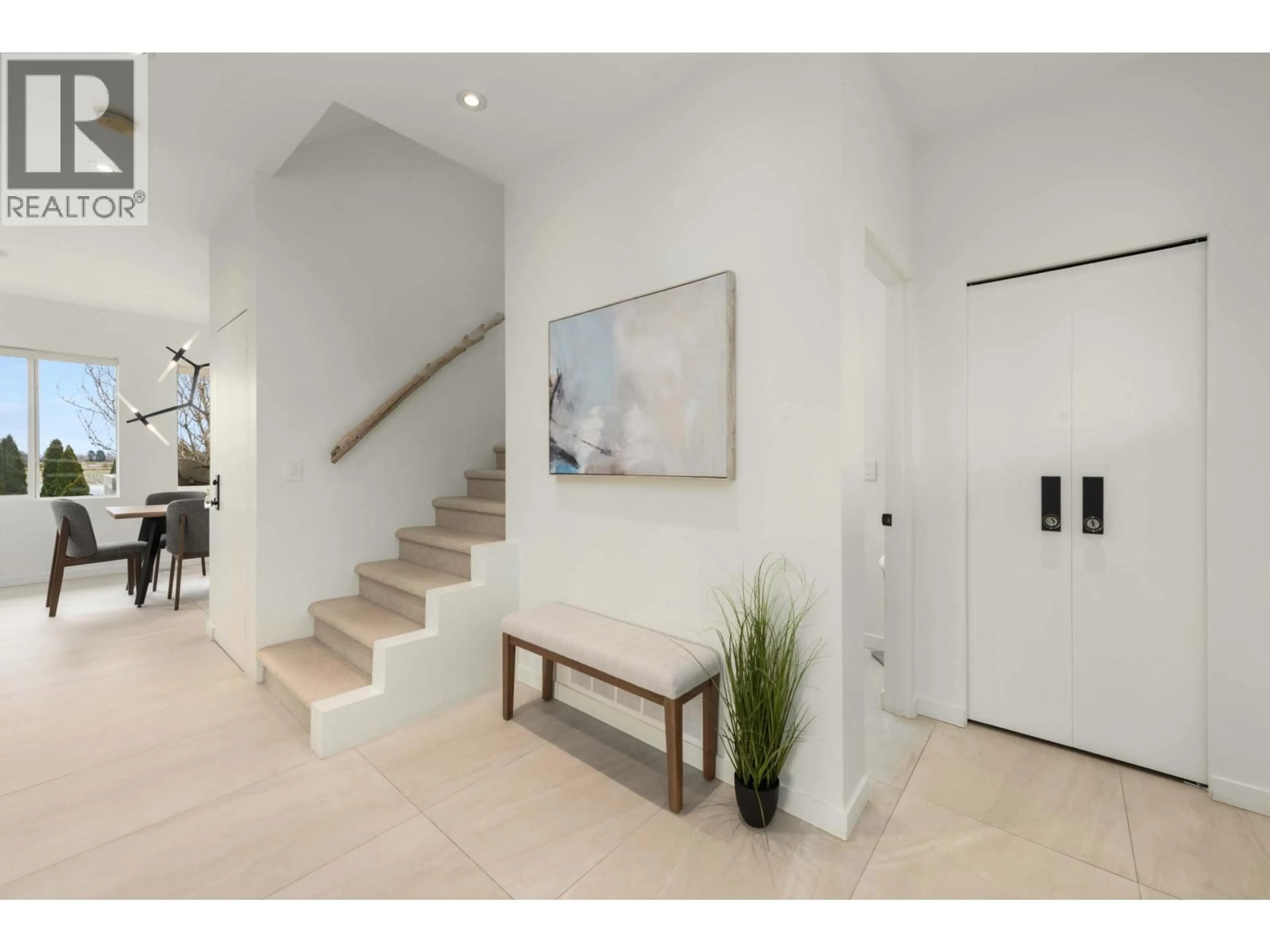 Indoor entryway for 6371 LONDON ROAD, Richmond British Columbia V7E6V5