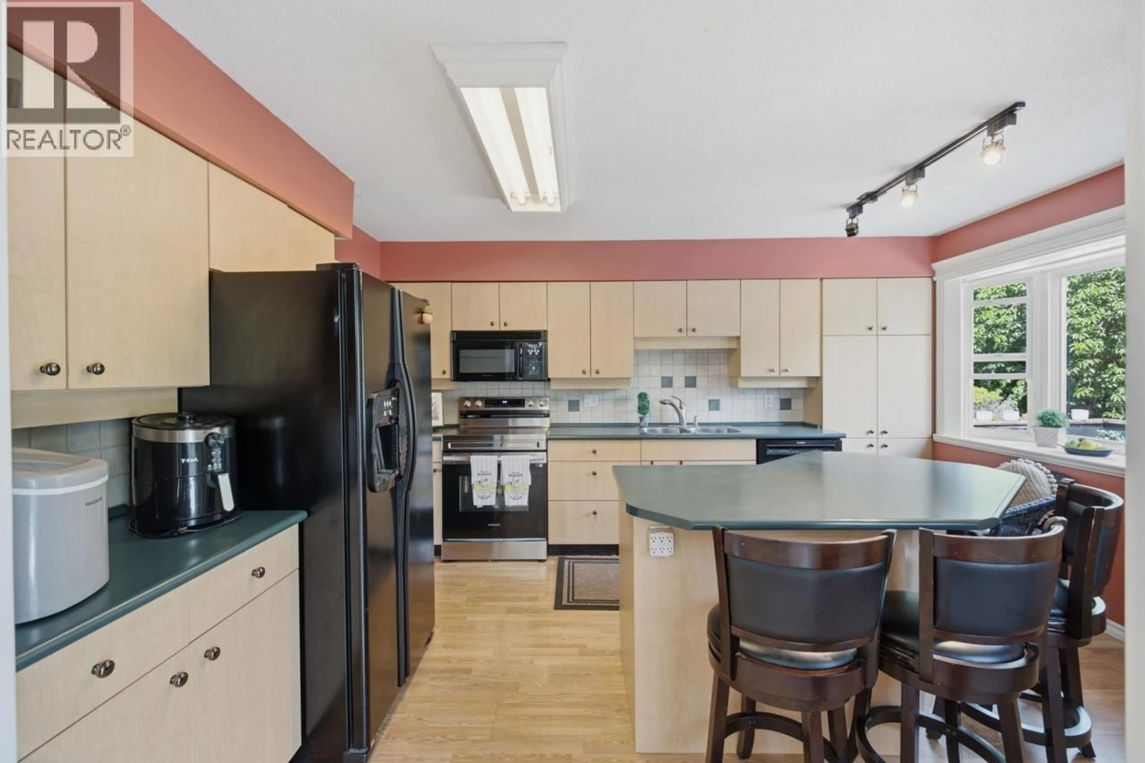 Standard kitchen, unknown for 2413 SCOTT PLACE, Port Coquitlam British Columbia V3B2E6