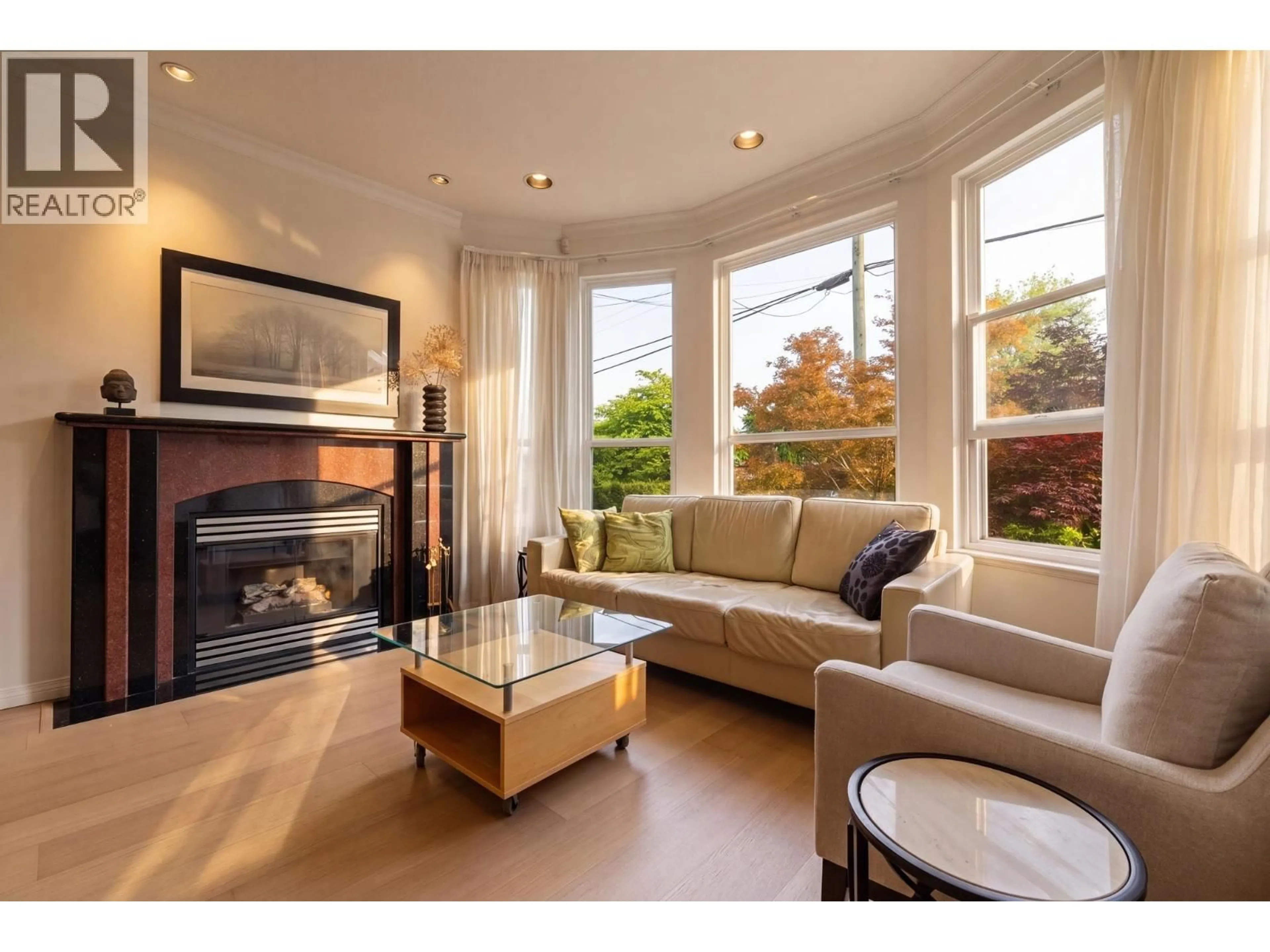 Living room with furniture, wood/laminate floor for 888 30TH AVENUE, Vancouver British Columbia V5V2W1