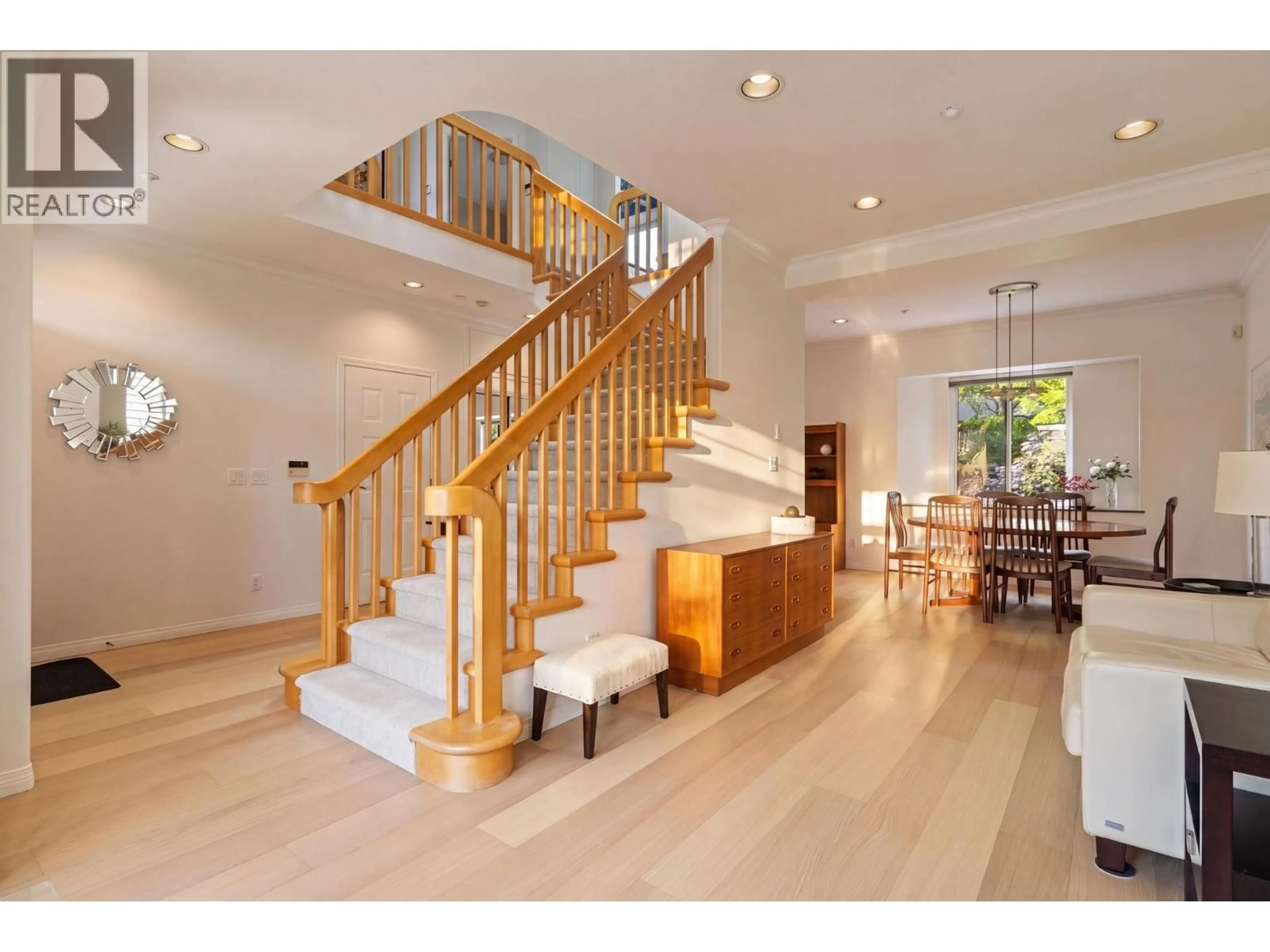 Indoor foyer for 888 30TH AVENUE, Vancouver British Columbia V5V2W1