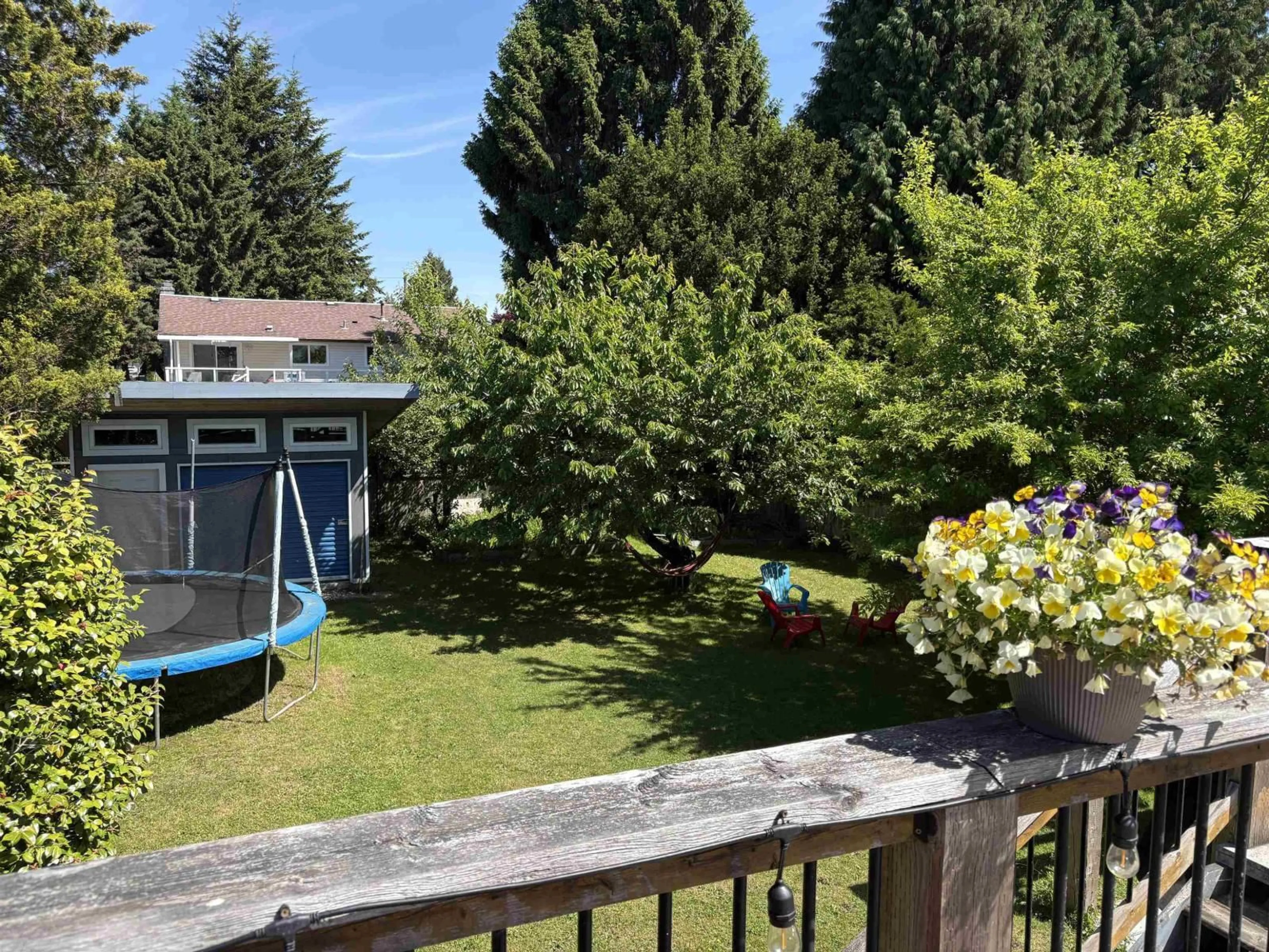 A pic from outside/outdoor area/front of a property/back of a property/a pic from drone, unknown for 15847 RUSSELL AVENUE, White Rock British Columbia V4B2S5