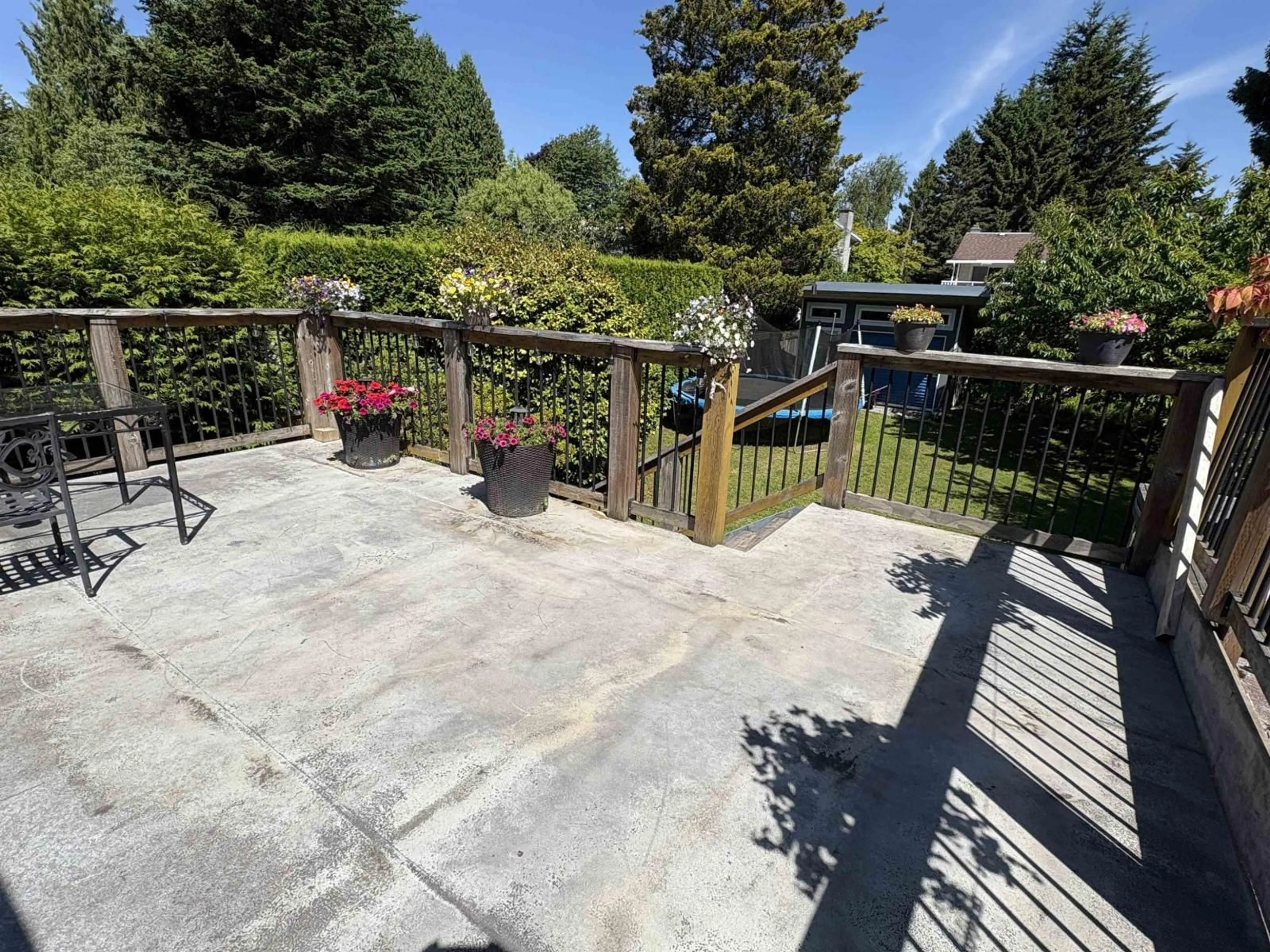 A pic from outside/outdoor area/front of a property/back of a property/a pic from drone, unknown for 15847 RUSSELL AVENUE, White Rock British Columbia V4B2S5