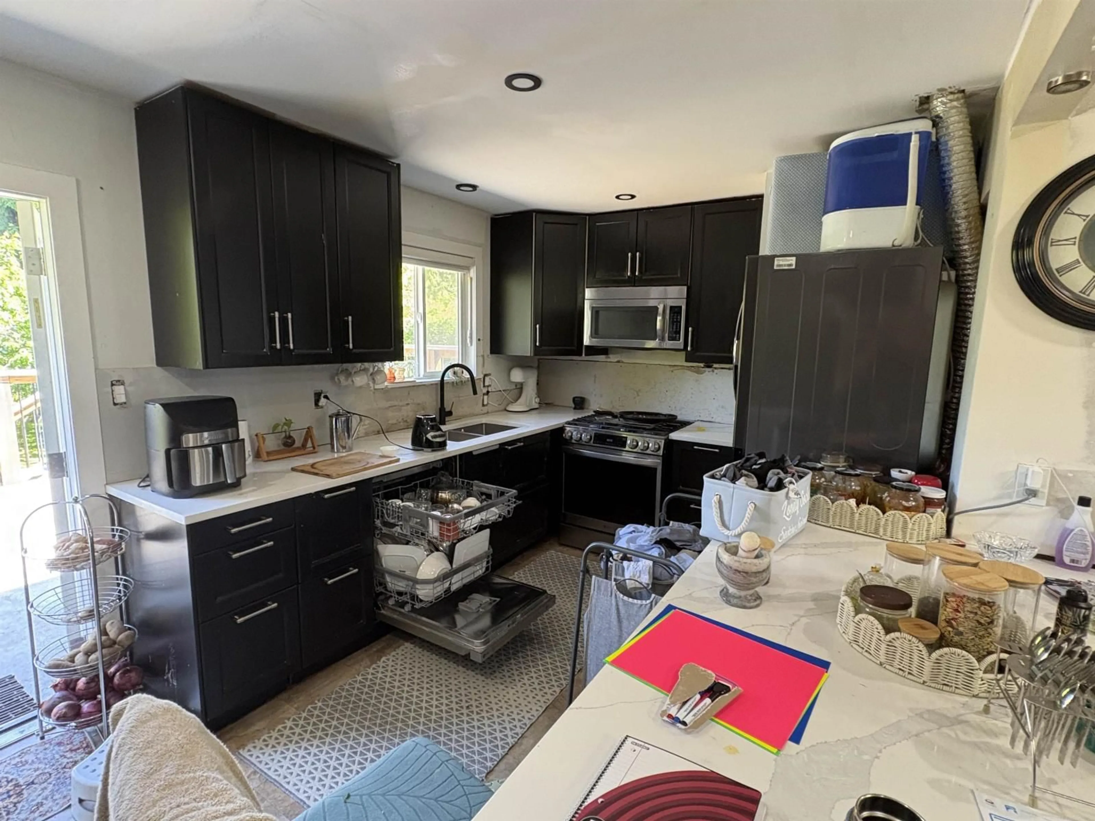 Open concept kitchen, ceramic/tile floor for 15847 RUSSELL AVENUE, White Rock British Columbia V4B2S5