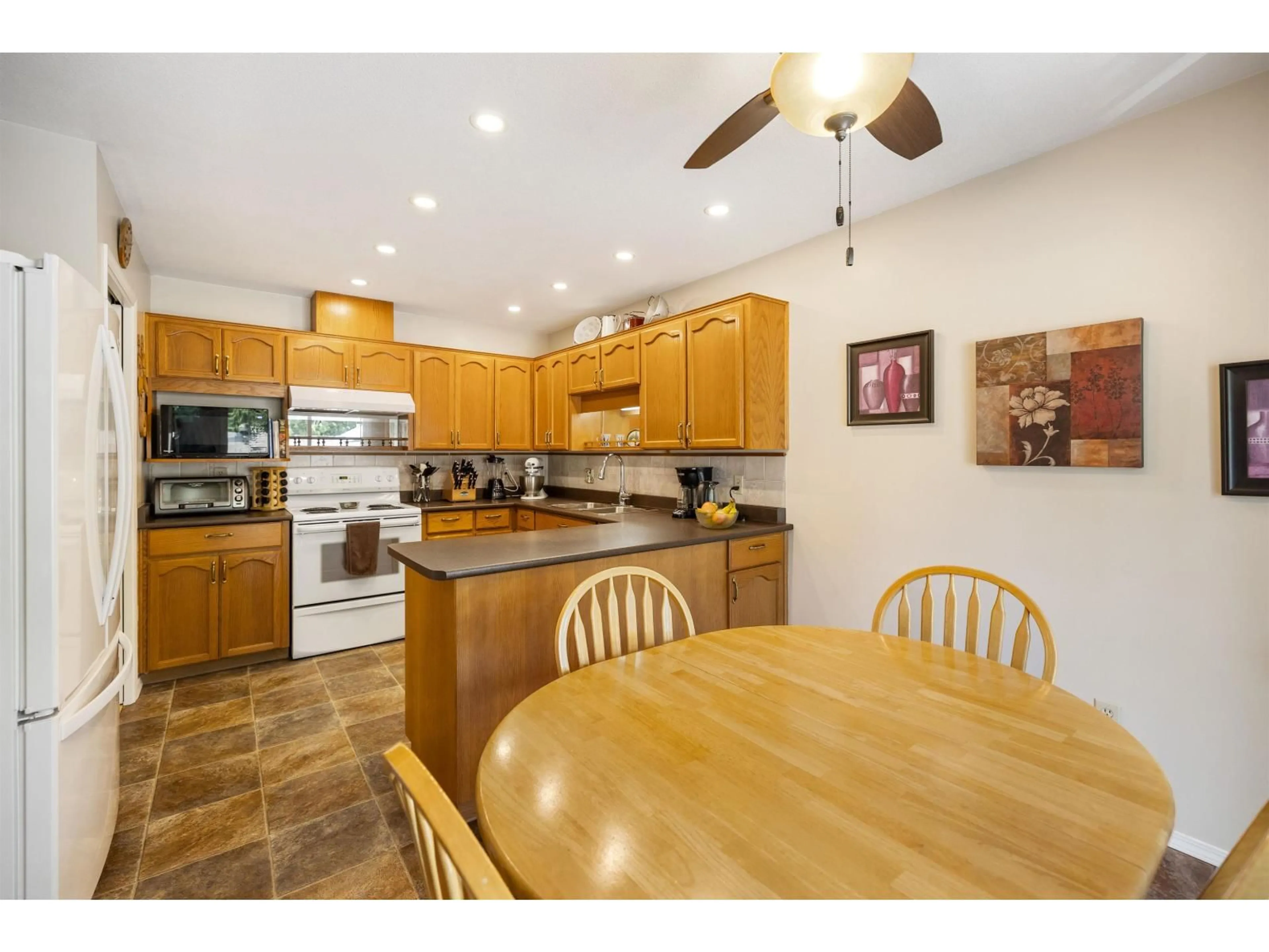 Open concept kitchen, wood/laminate floor for 24 - 2988 HORN STREET, Abbotsford British Columbia V2S3C1