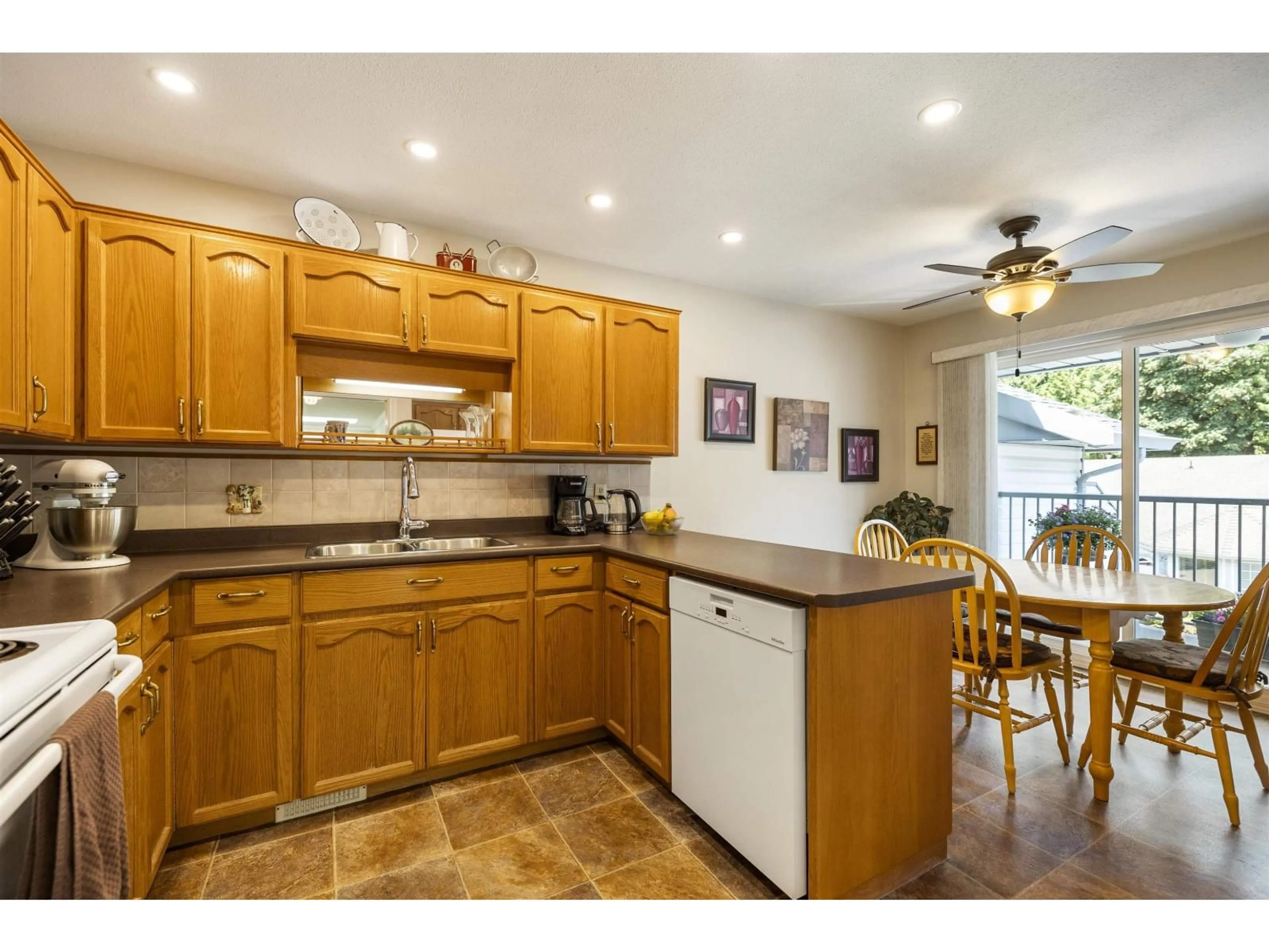 Open concept kitchen, unknown for 24 - 2988 HORN STREET, Abbotsford British Columbia V2S3C1