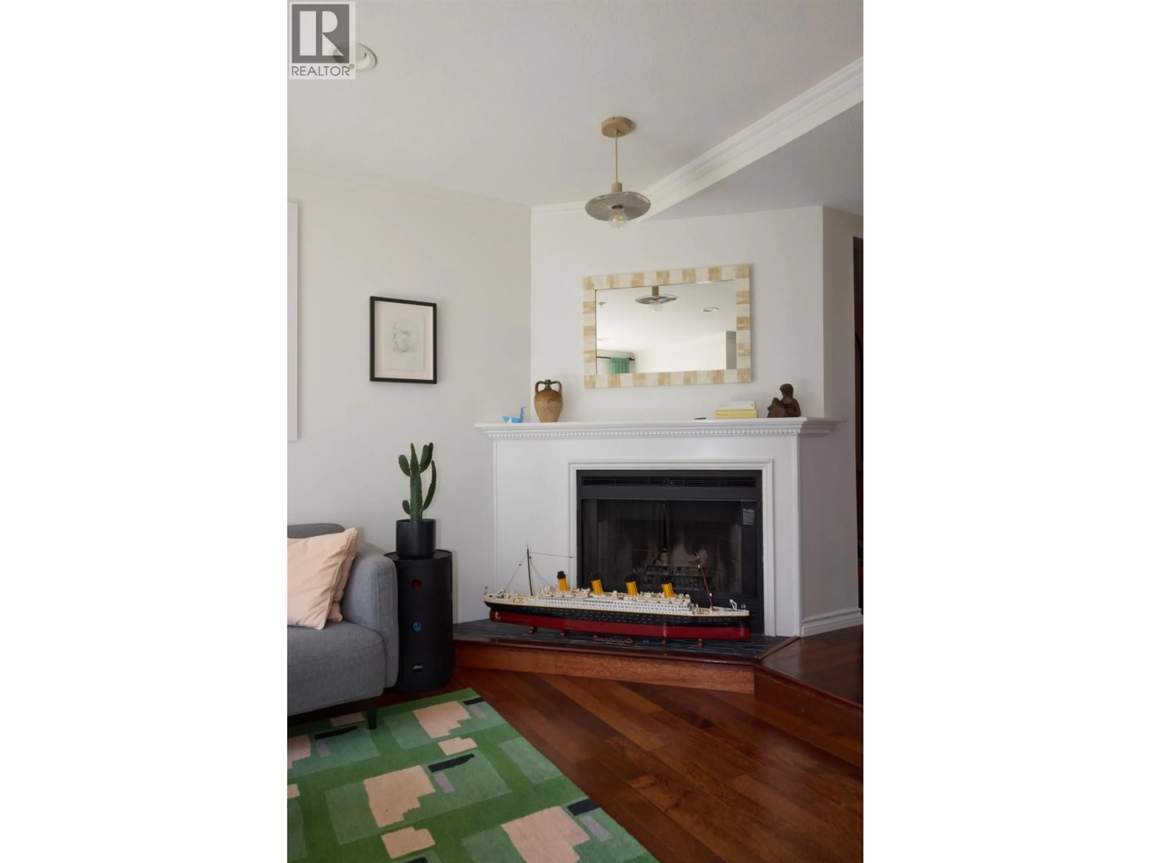 Living room with furniture, wood/laminate floor for 136 14TH AVENUE, Vancouver British Columbia V5Y1W9