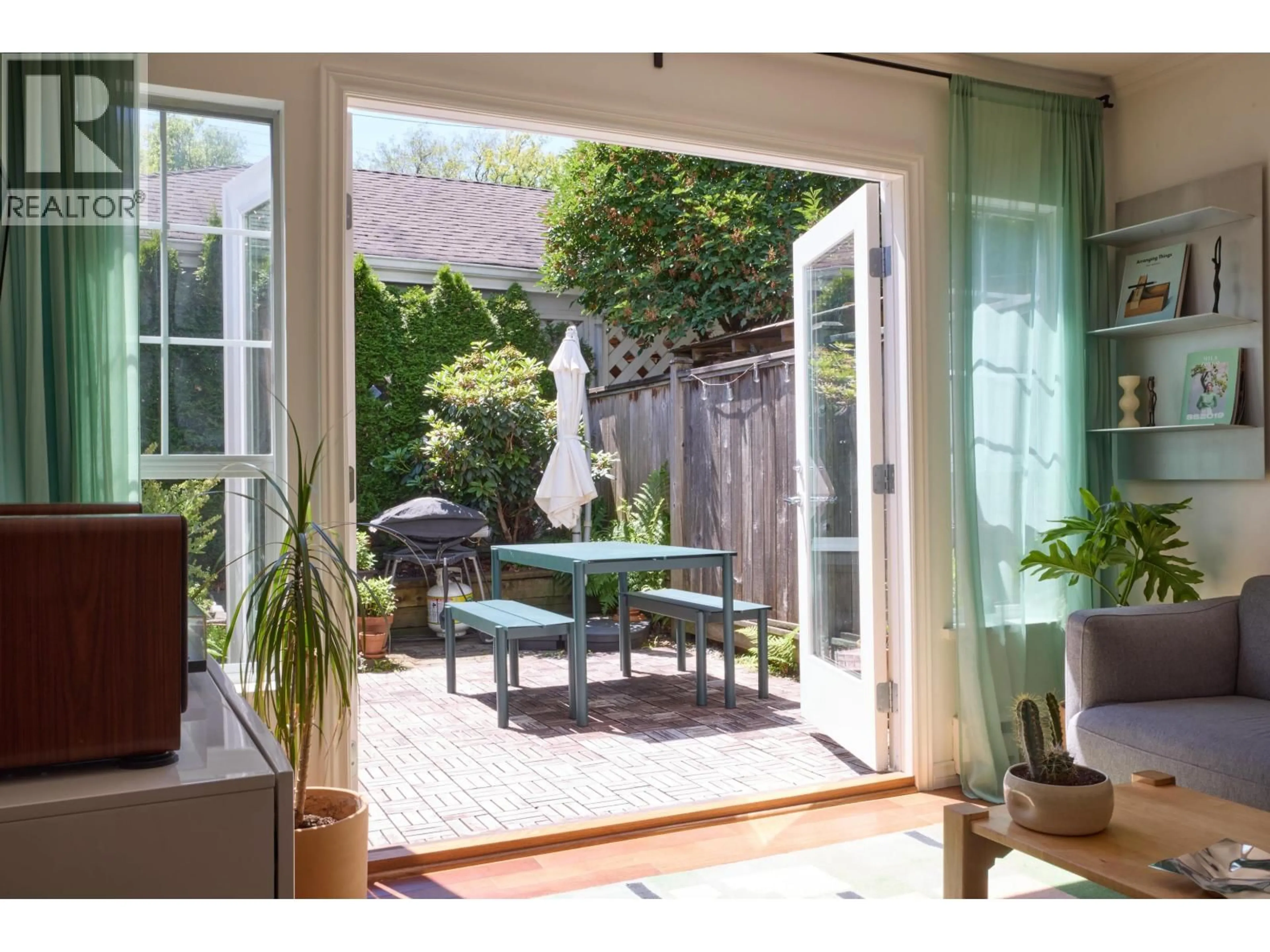 Patio, street for 136 14TH AVENUE, Vancouver British Columbia V5Y1W9