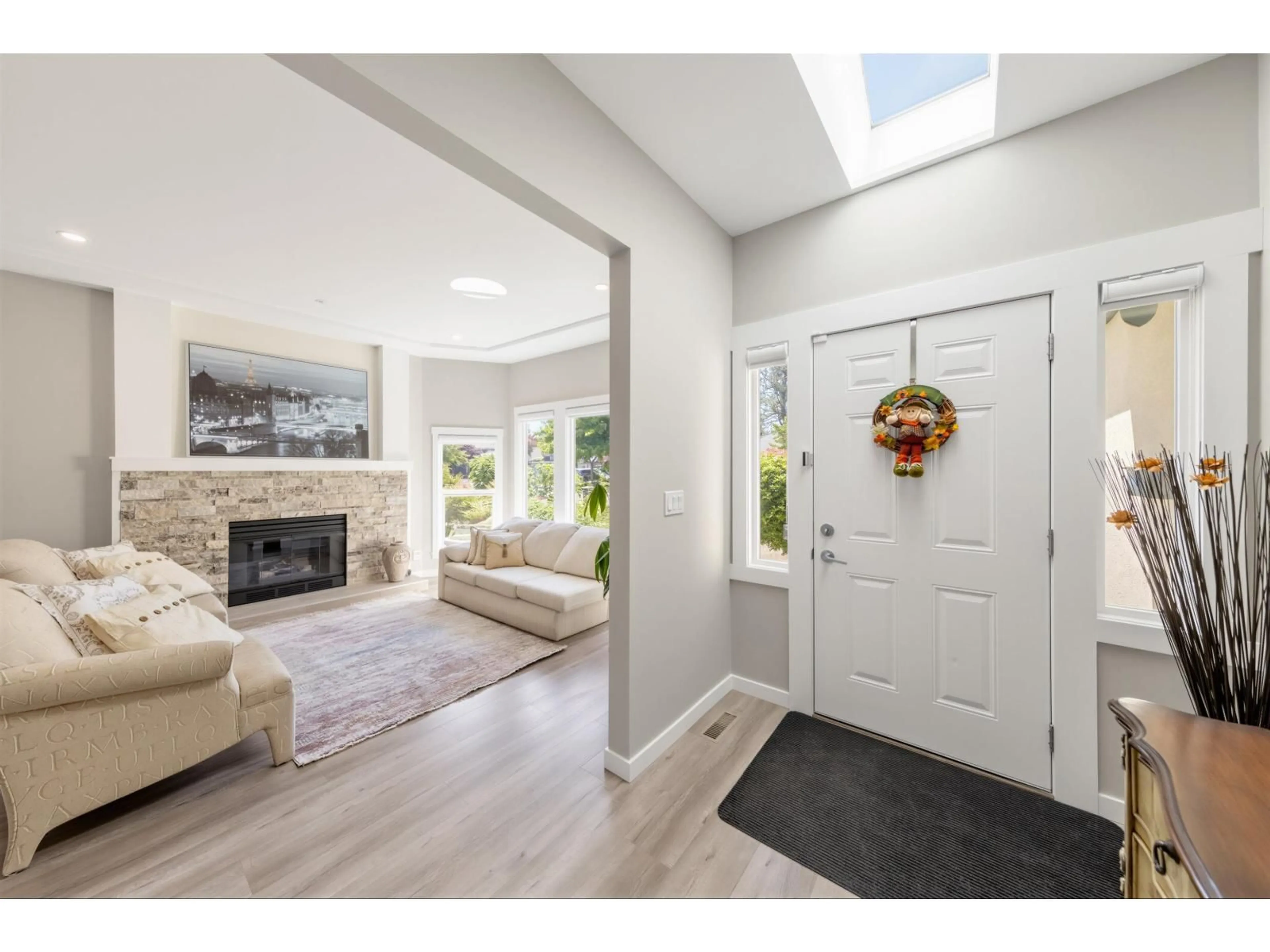 Indoor entryway for 14917 24A AVENUE, Surrey British Columbia V4P1N9