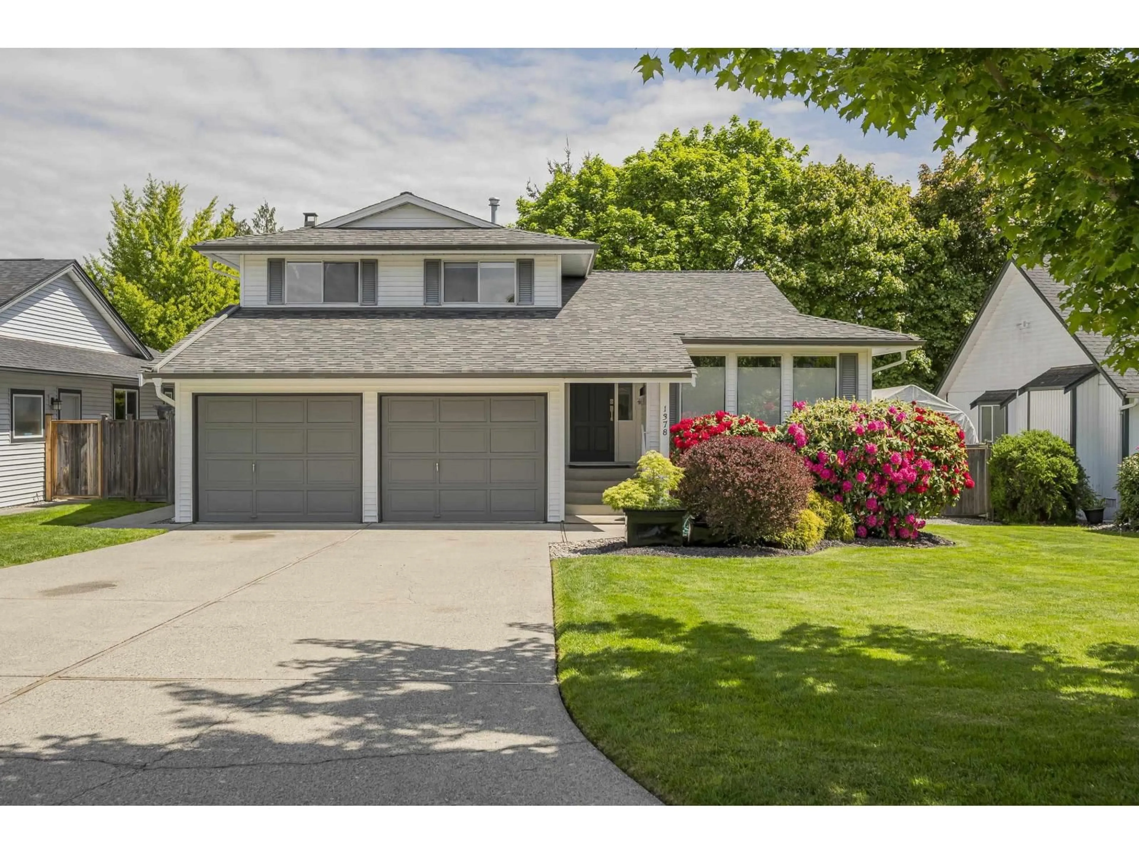 Home with vinyl exterior material, street for 1378 160A STREET, Surrey British Columbia V4A7X5