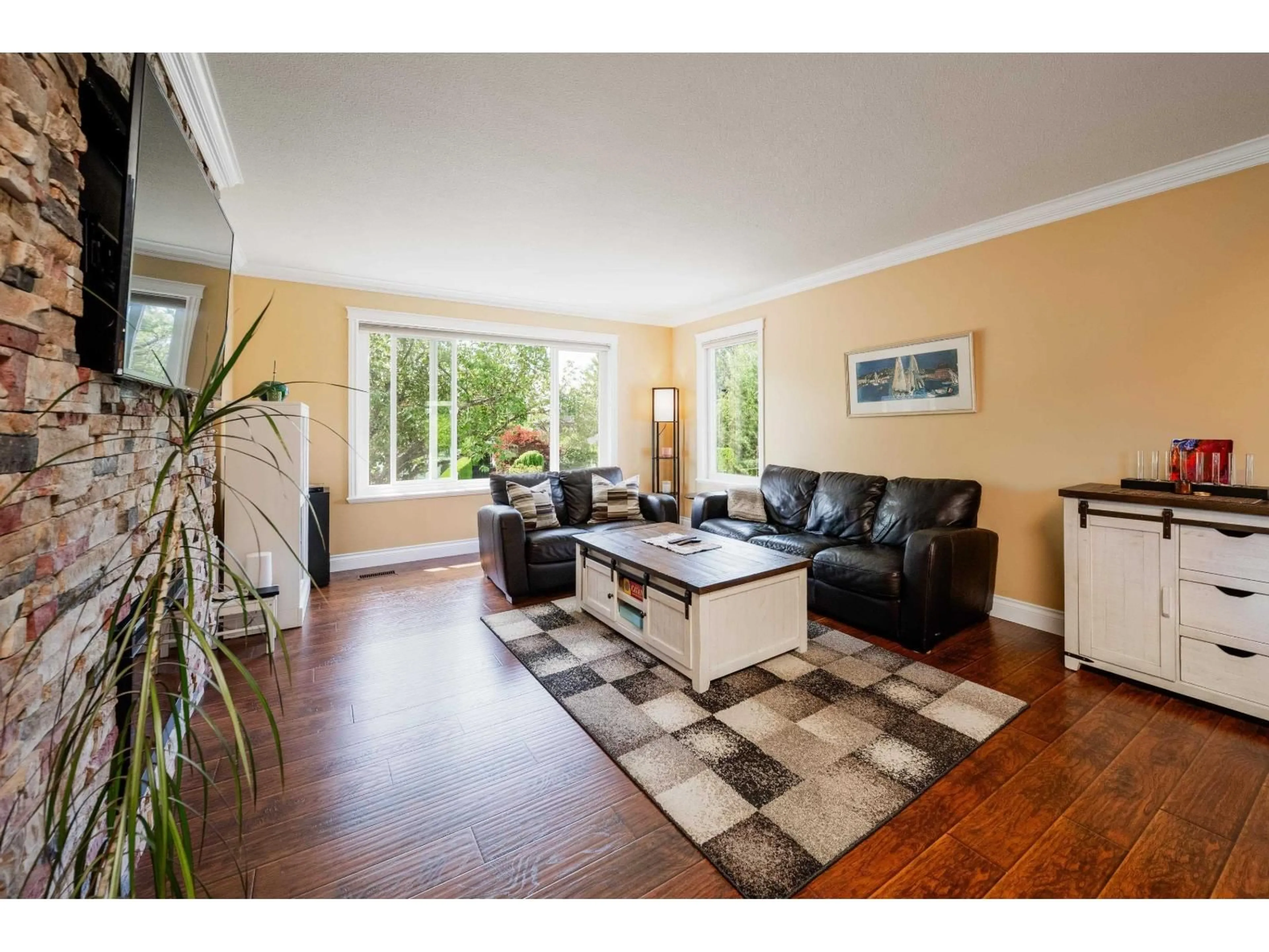 Living room with furniture, wood/laminate floor for 16199 13TH AVENUE, Surrey British Columbia V4A6W3