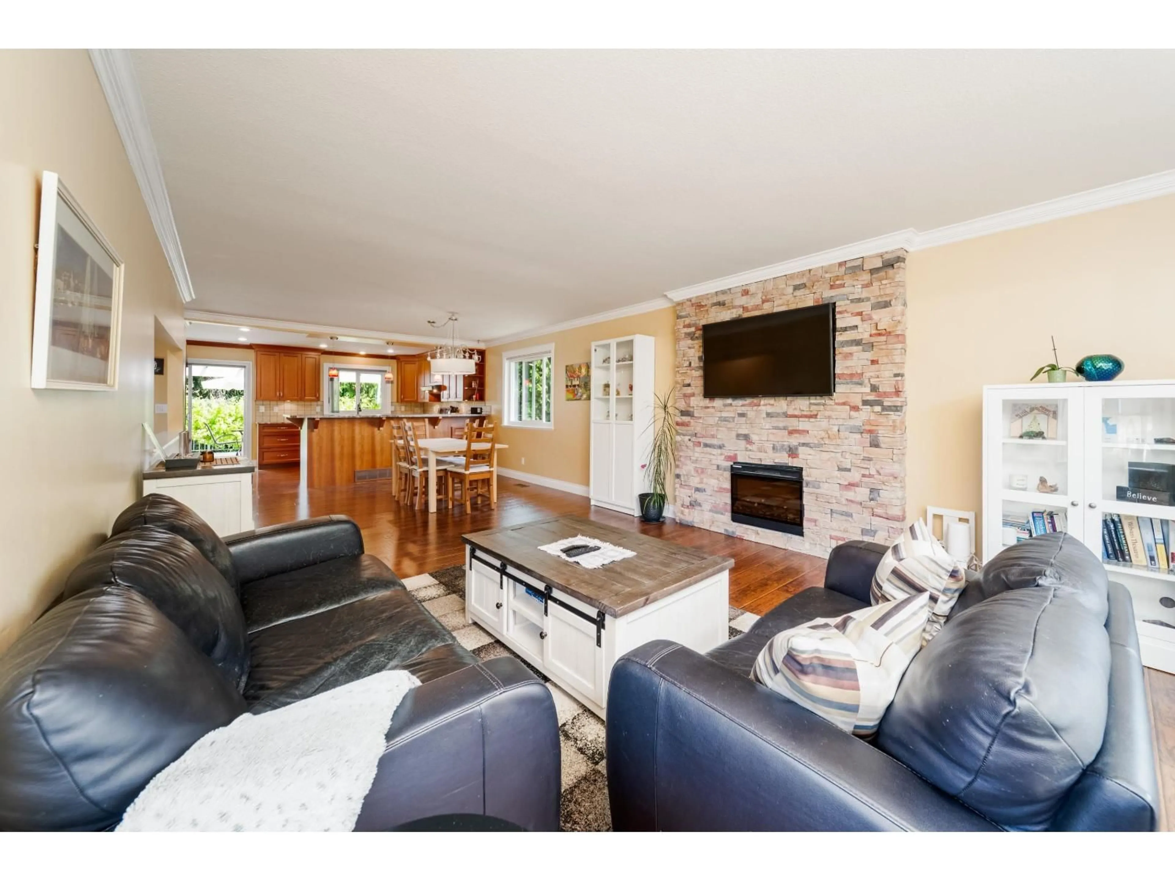 Living room with furniture, unknown for 16199 13TH AVENUE, Surrey British Columbia V4A6W3