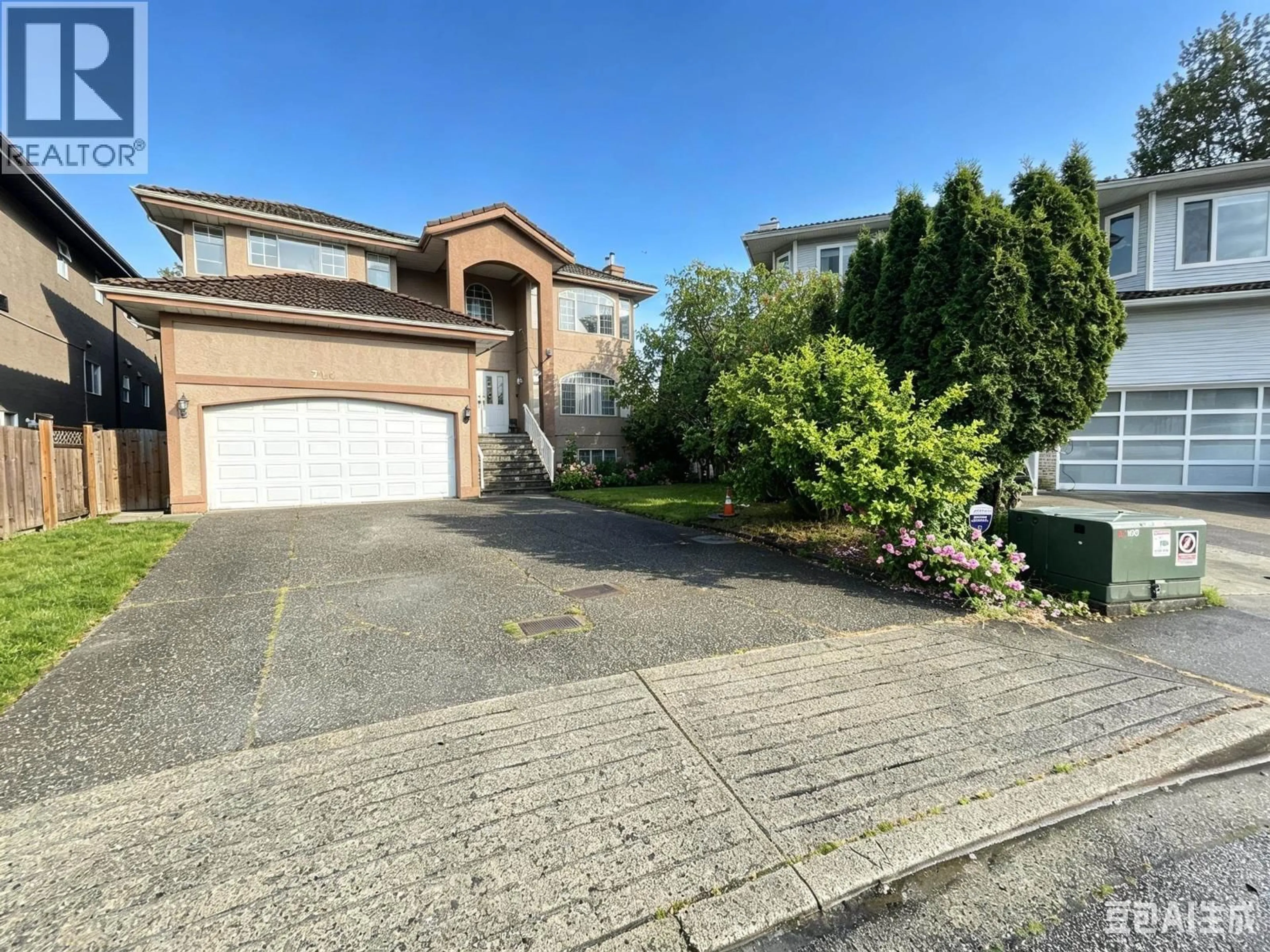 A pic from outside/outdoor area/front of a property/back of a property/a pic from drone, street for 714 RENNIE PLACE, New Westminster British Columbia V3M6P6