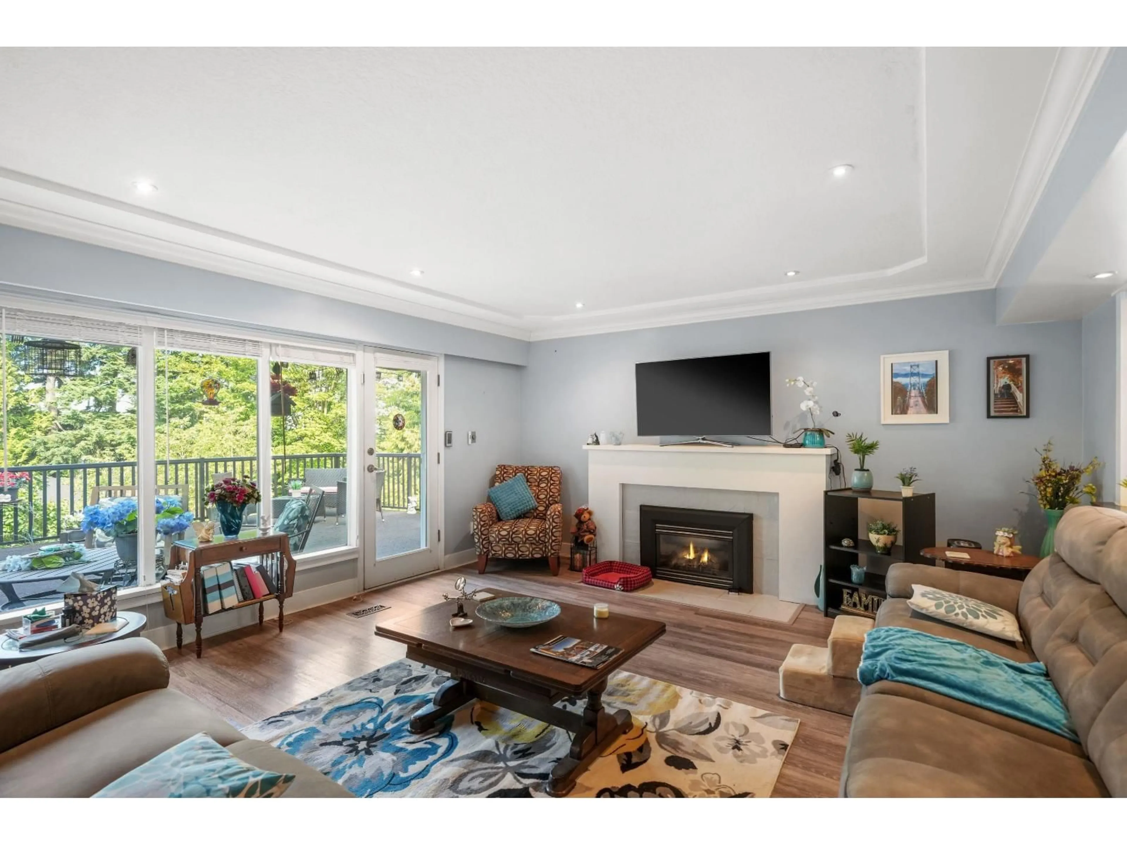 Living room with furniture, wood/laminate floor for 9669 TOWNLINE DIVERSION, Surrey British Columbia V3V2T1