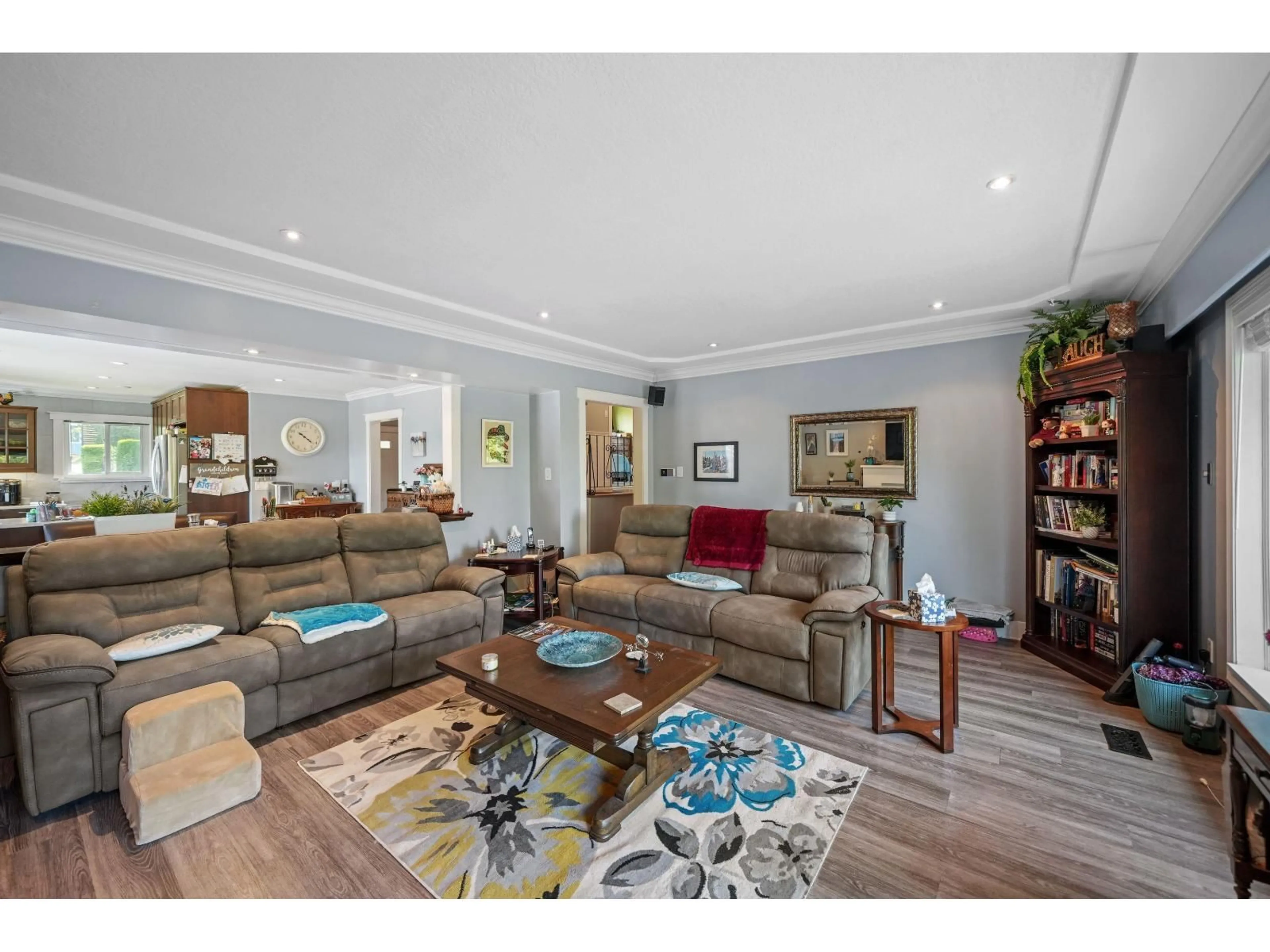 Living room with furniture, wood/laminate floor for 9669 TOWNLINE DIVERSION, Surrey British Columbia V3V2T1