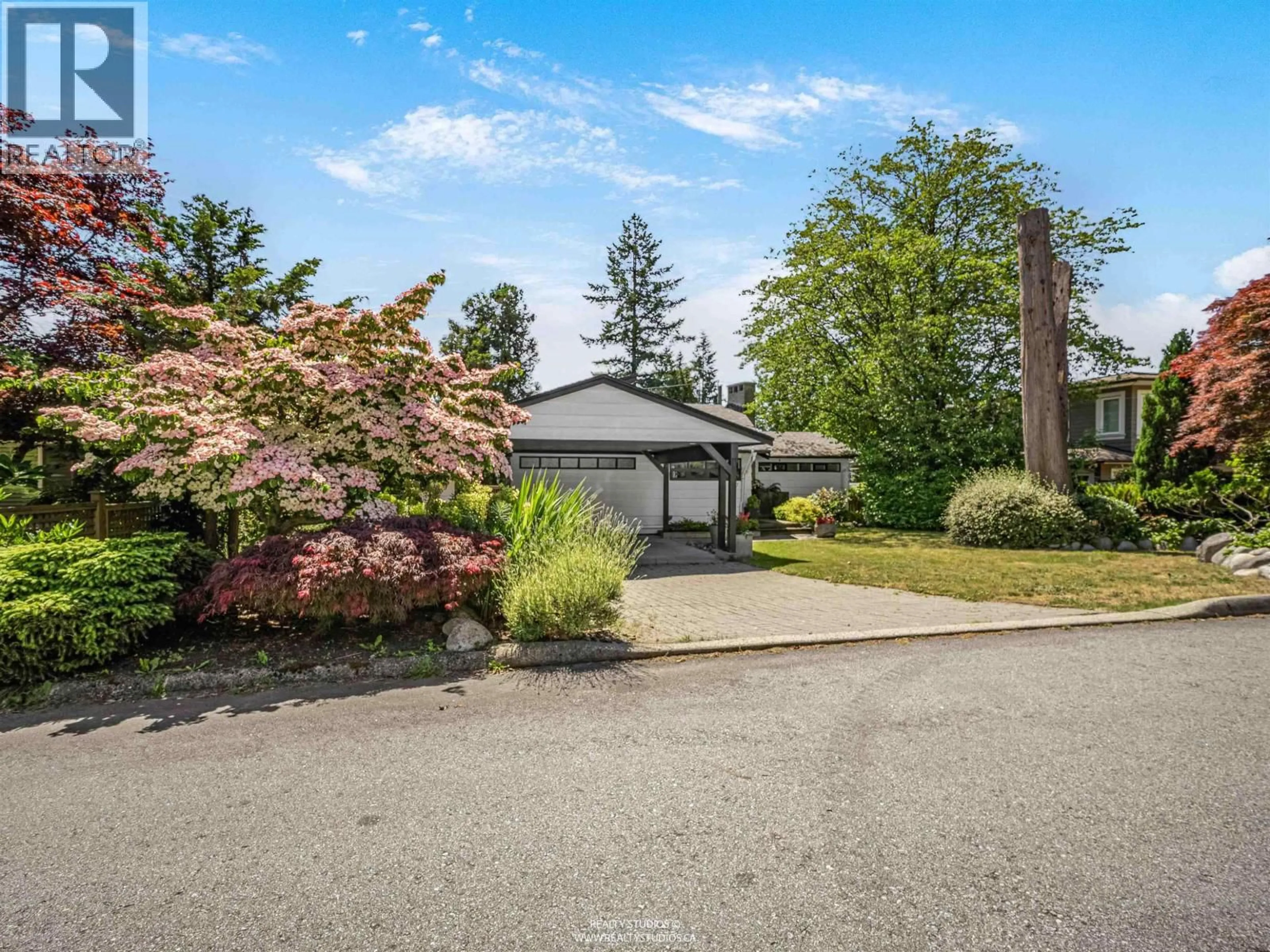 A pic from outside/outdoor area/front of a property/back of a property/a pic from drone, street for 947 EVERGREEN PLACE, North Vancouver British Columbia V7R1R5