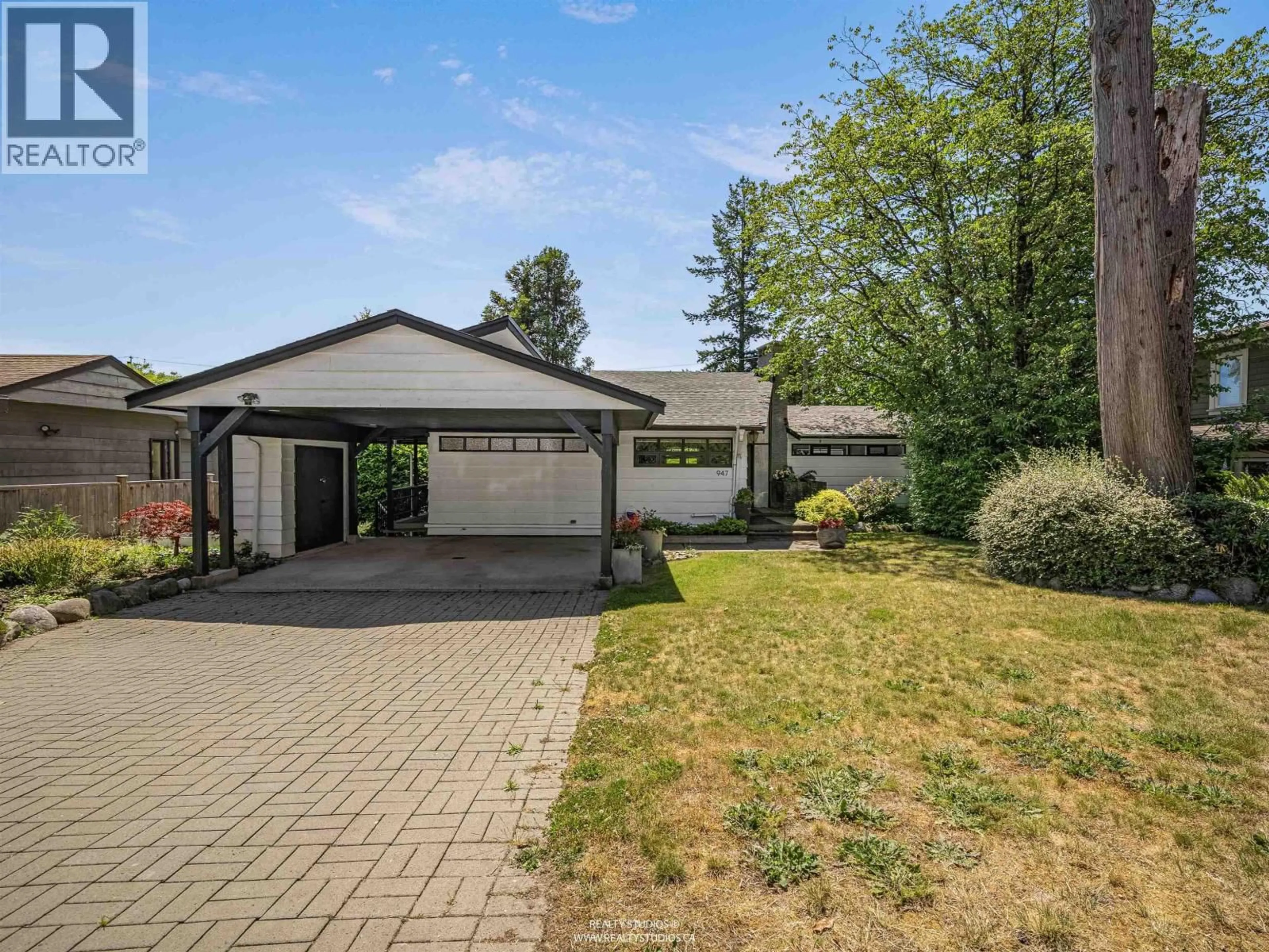 A pic from outside/outdoor area/front of a property/back of a property/a pic from drone, street for 947 EVERGREEN PLACE, North Vancouver British Columbia V7R1R5