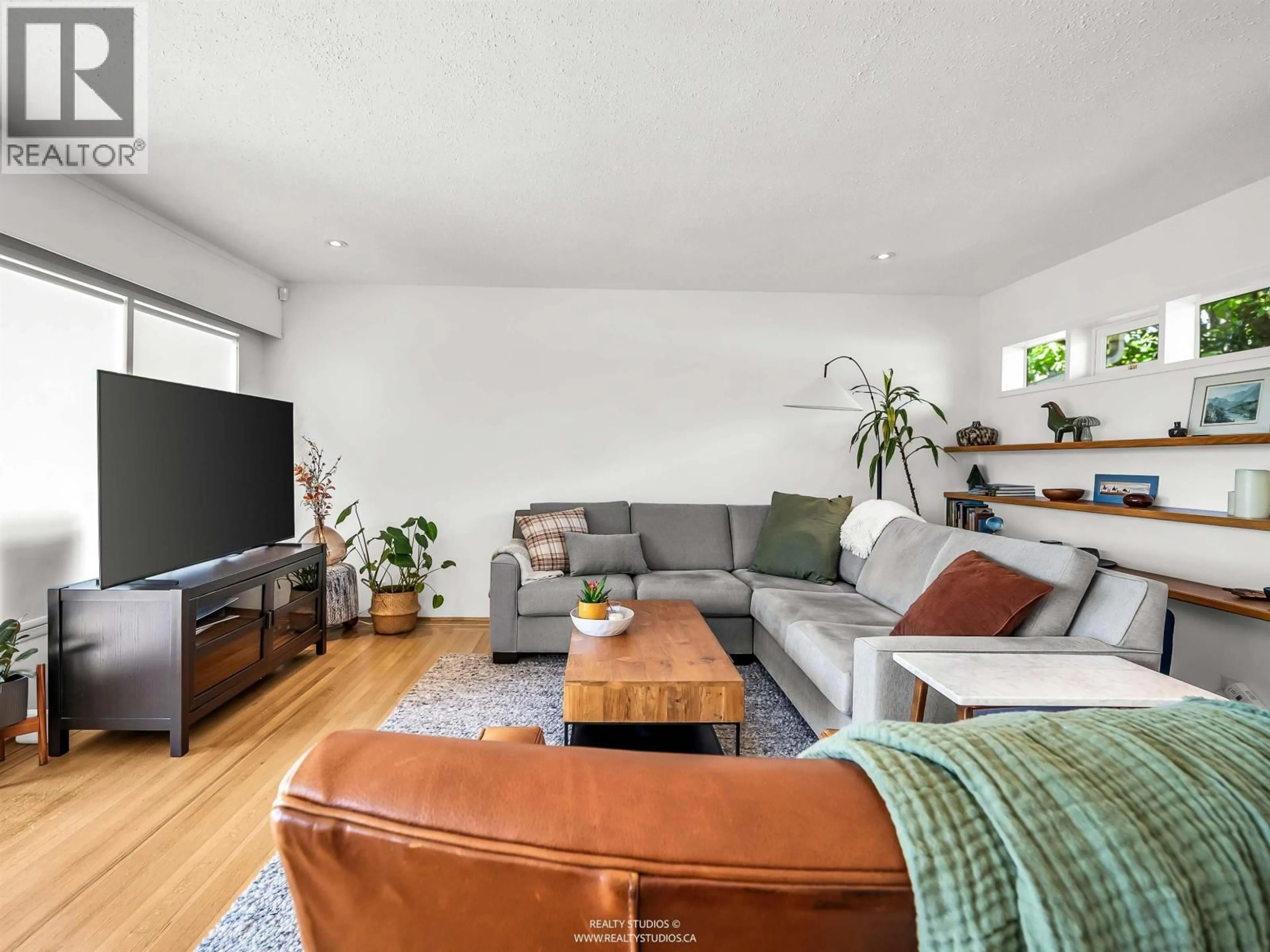 Living room with furniture, wood/laminate floor for 947 EVERGREEN PLACE, North Vancouver British Columbia V7R1R5