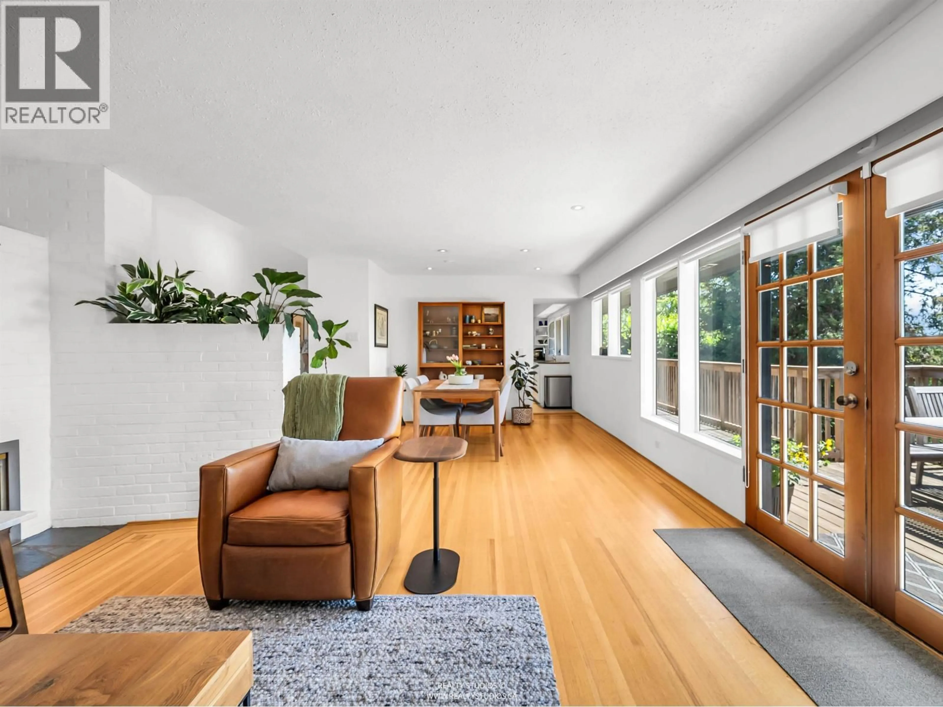 Living room with furniture, unknown for 947 EVERGREEN PLACE, North Vancouver British Columbia V7R1R5