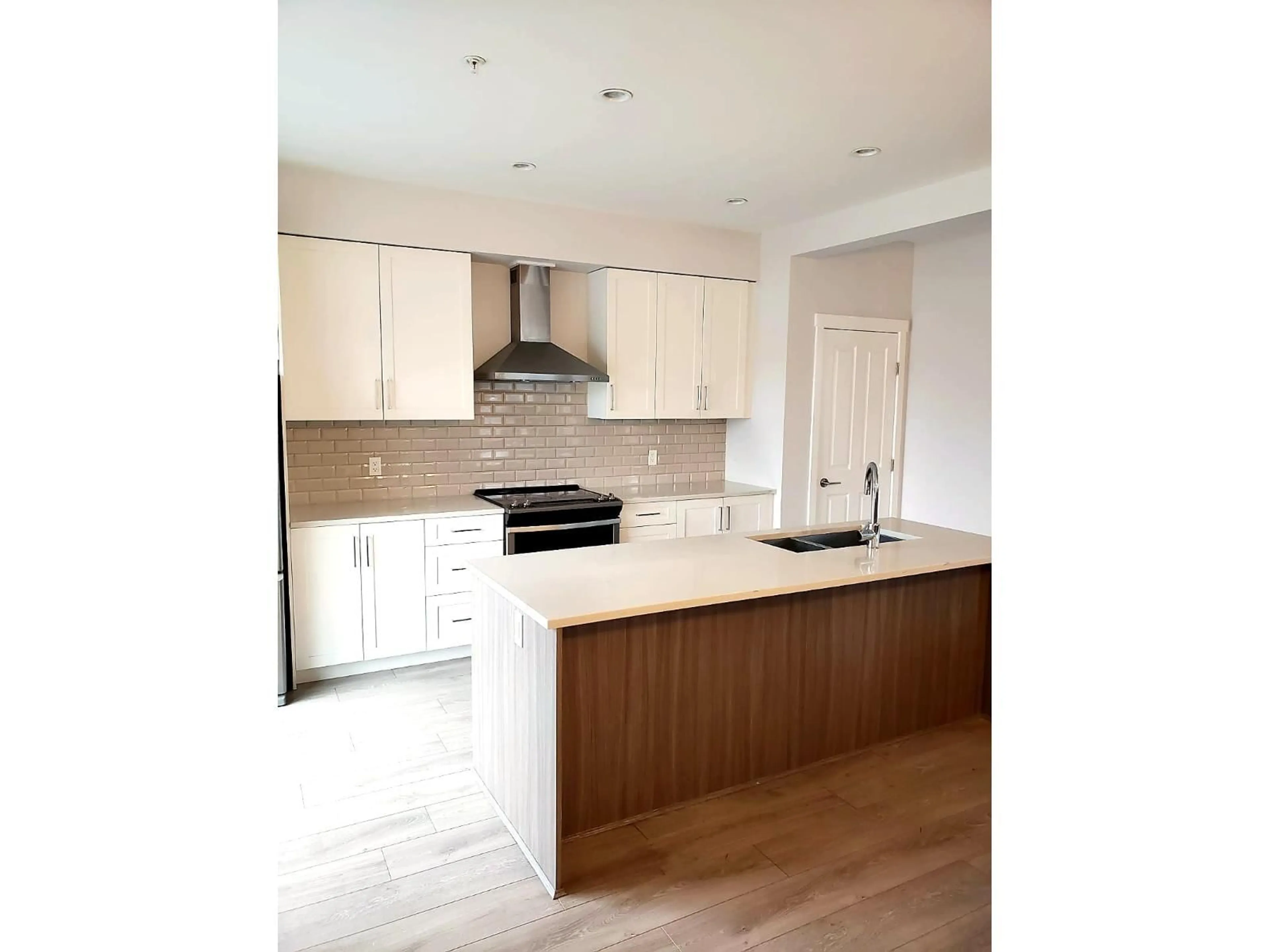 Open concept kitchen, wood/laminate floor for 1 - 20723 FRASER HIGHWAY, Langley British Columbia V3A0K2