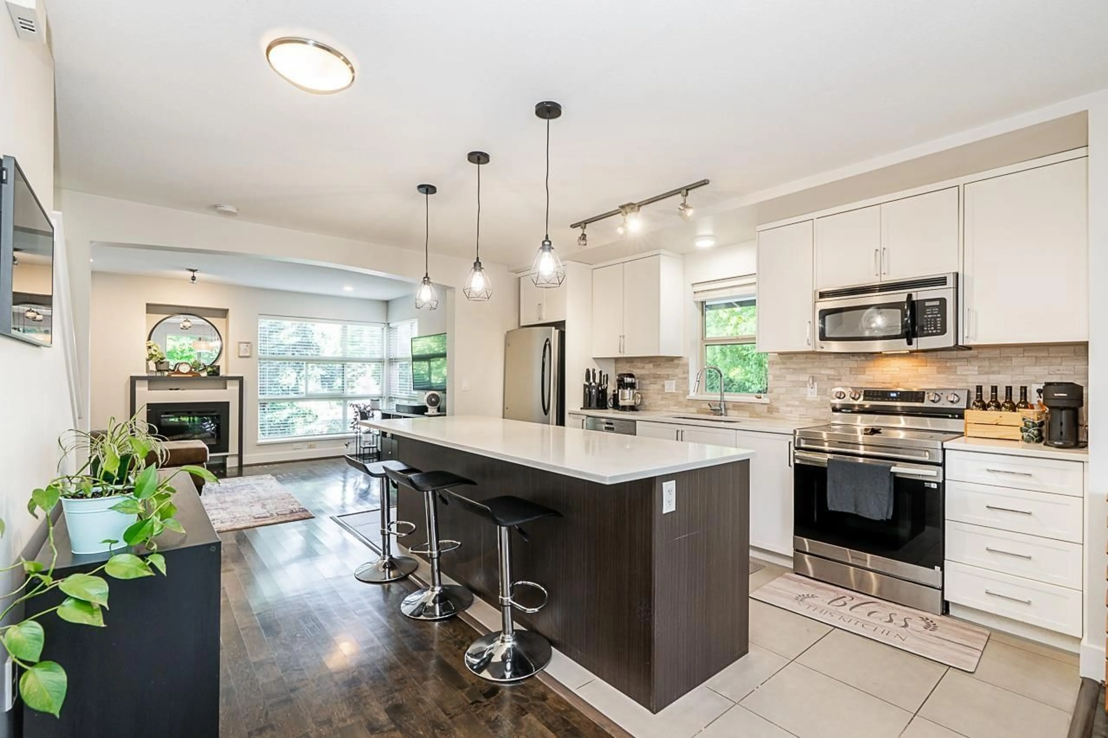 Open concept kitchen, ceramic/tile floor for 1 - 6671 121 STREET, Surrey British Columbia V3W1T9