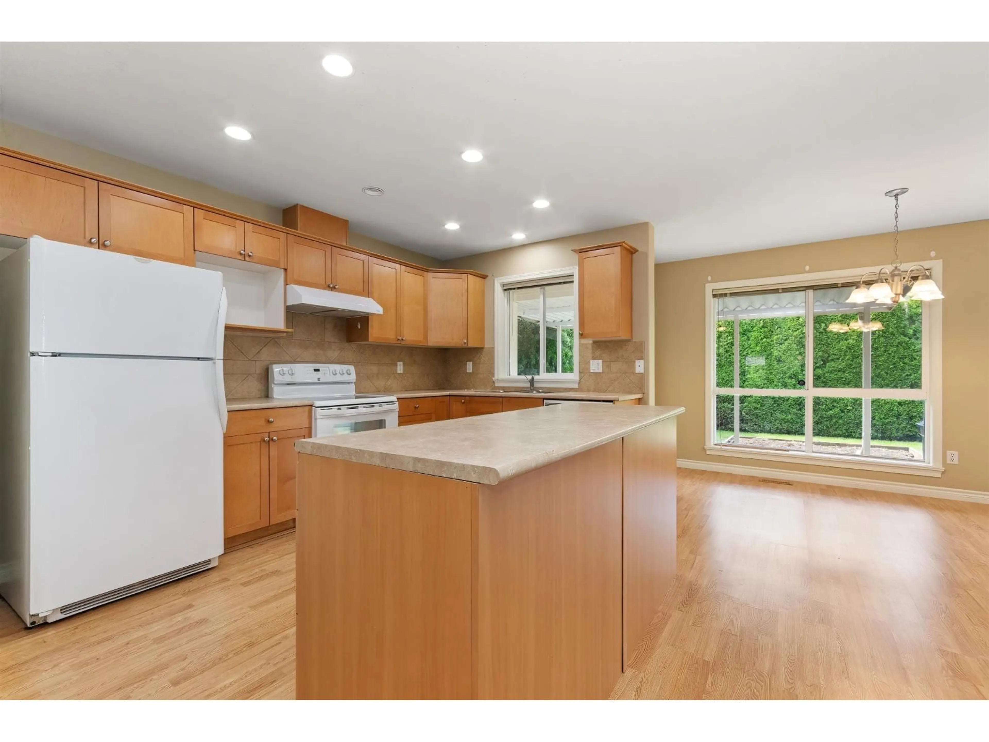Open concept kitchen, wood/laminate floor for 10 - 7291 MORROW ROAD, Agassiz British Columbia V0M1A2