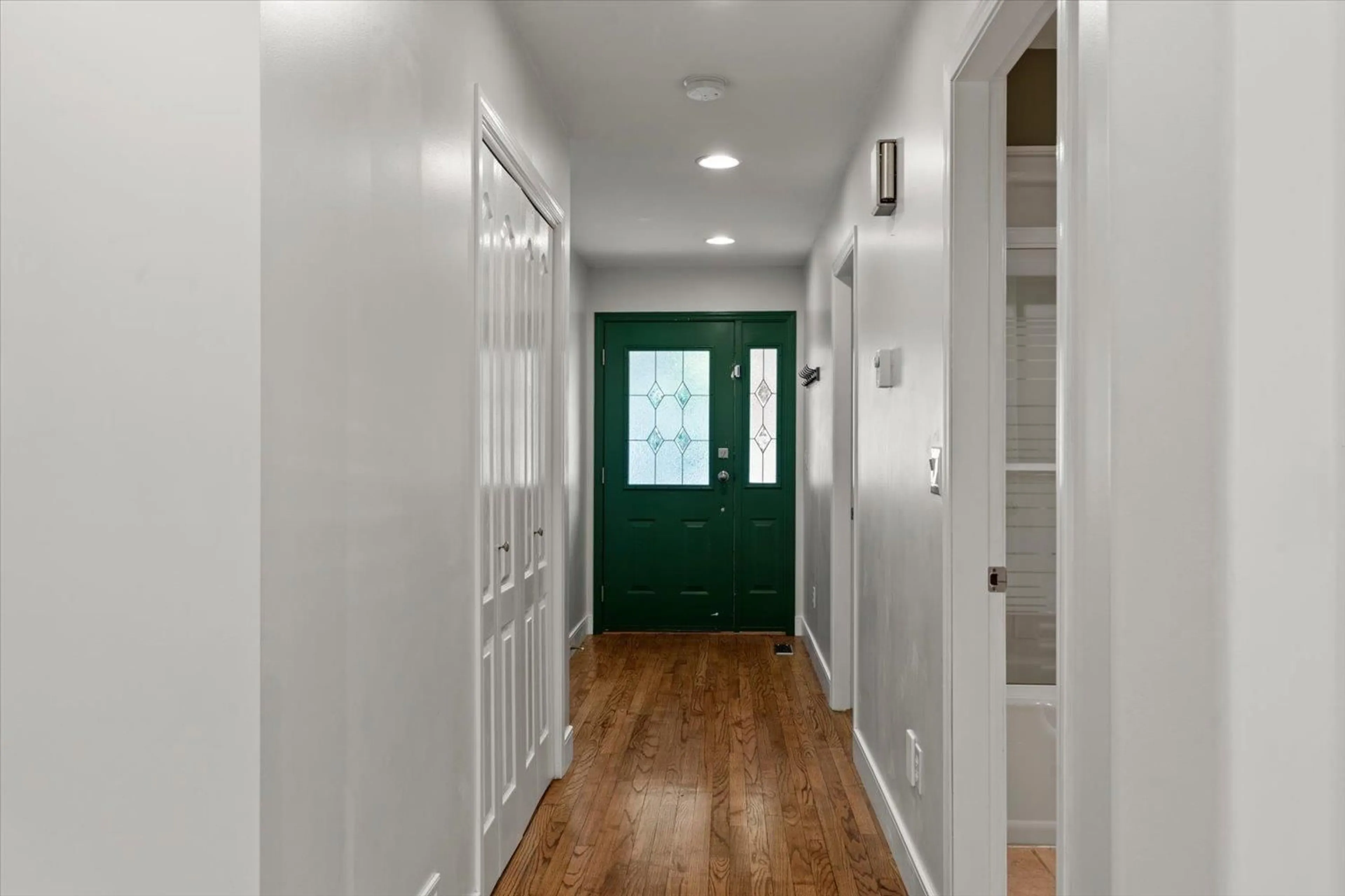 Indoor entryway for 322 MIAMI RIVER DRIVE, Harrison Hot Springs British Columbia V0M1K0