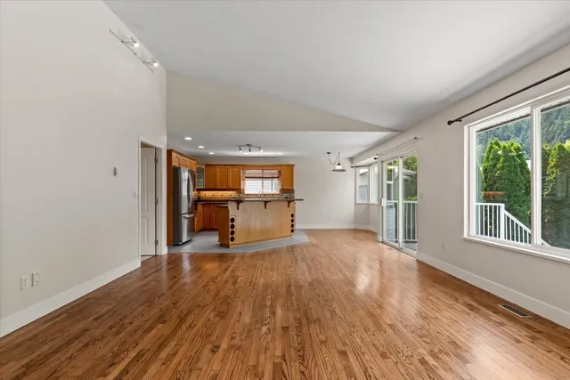 322 MIAMI RIVER DRIVE, Harrison Hot Springs 5