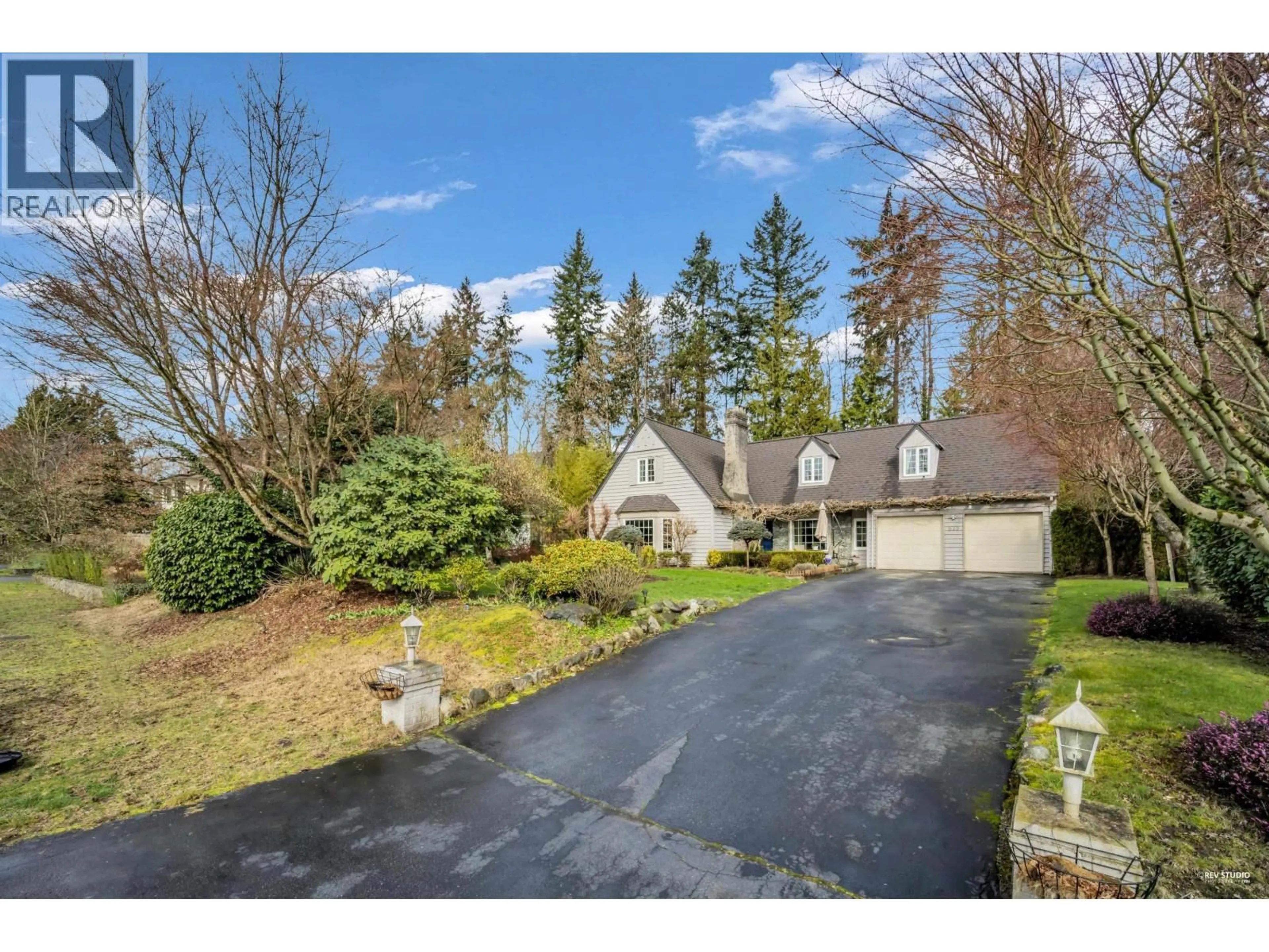A pic from outside/outdoor area/front of a property/back of a property/a pic from drone, street for 539 NEWCROFT PLACE, West Vancouver British Columbia V7T1W9