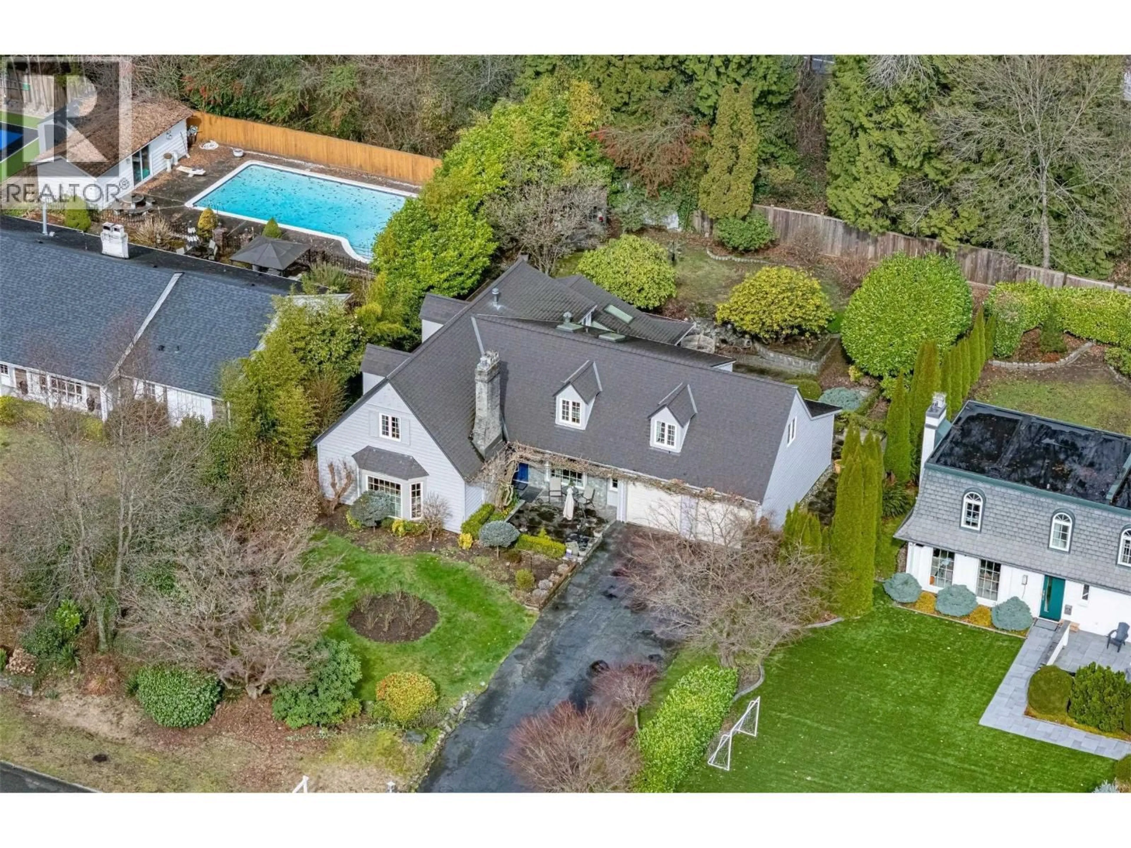 A pic from outside/outdoor area/front of a property/back of a property/a pic from drone, street for 539 NEWCROFT PLACE, West Vancouver British Columbia V7T1W9