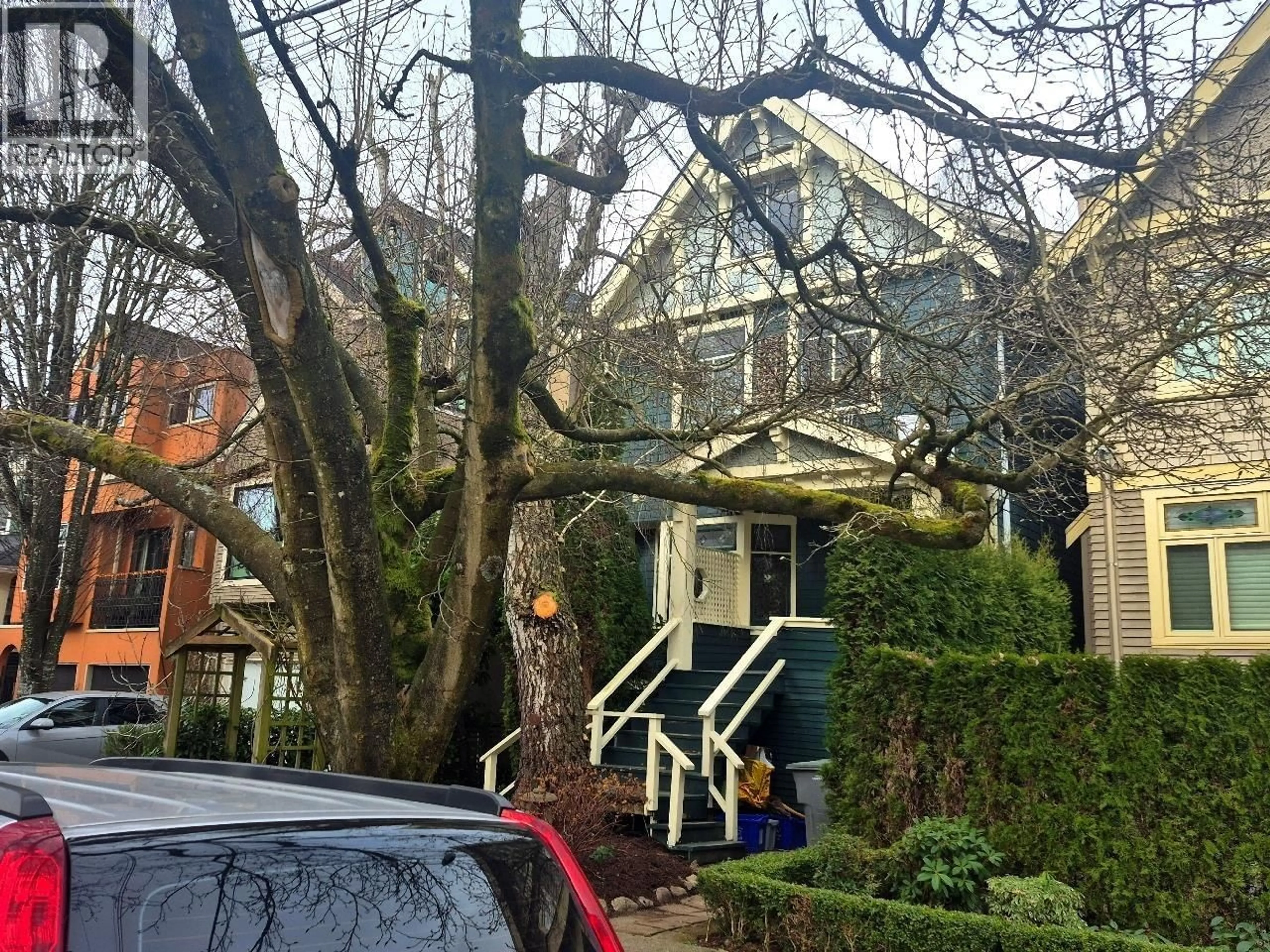 A pic from outside/outdoor area/front of a property/back of a property/a pic from drone, street for 2635 7TH AVENUE, Vancouver British Columbia V6K1Z2
