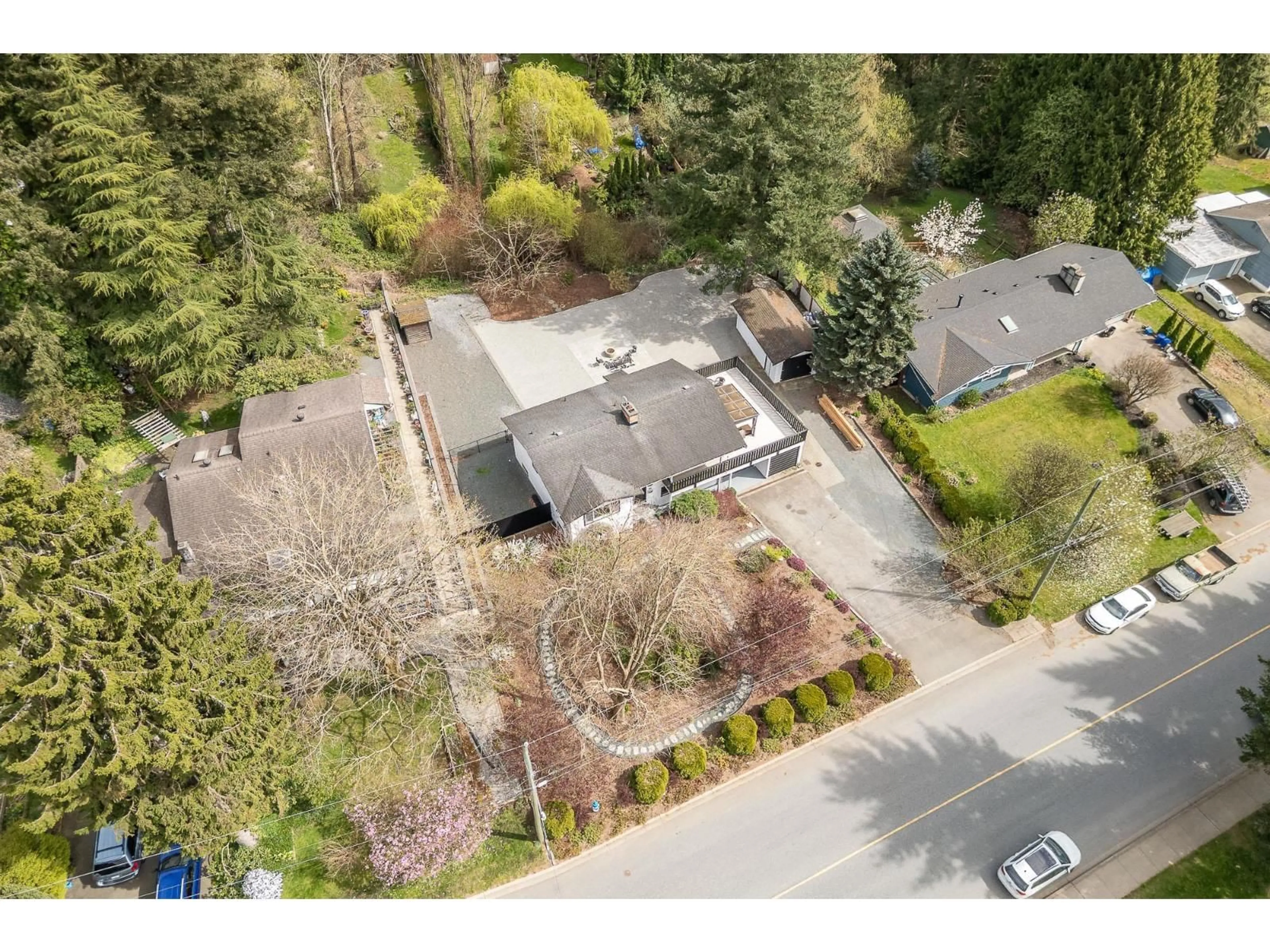A pic from outside/outdoor area/front of a property/back of a property/a pic from drone, street for 7958 TAULBUT STREET, Mission British Columbia V2V3W7