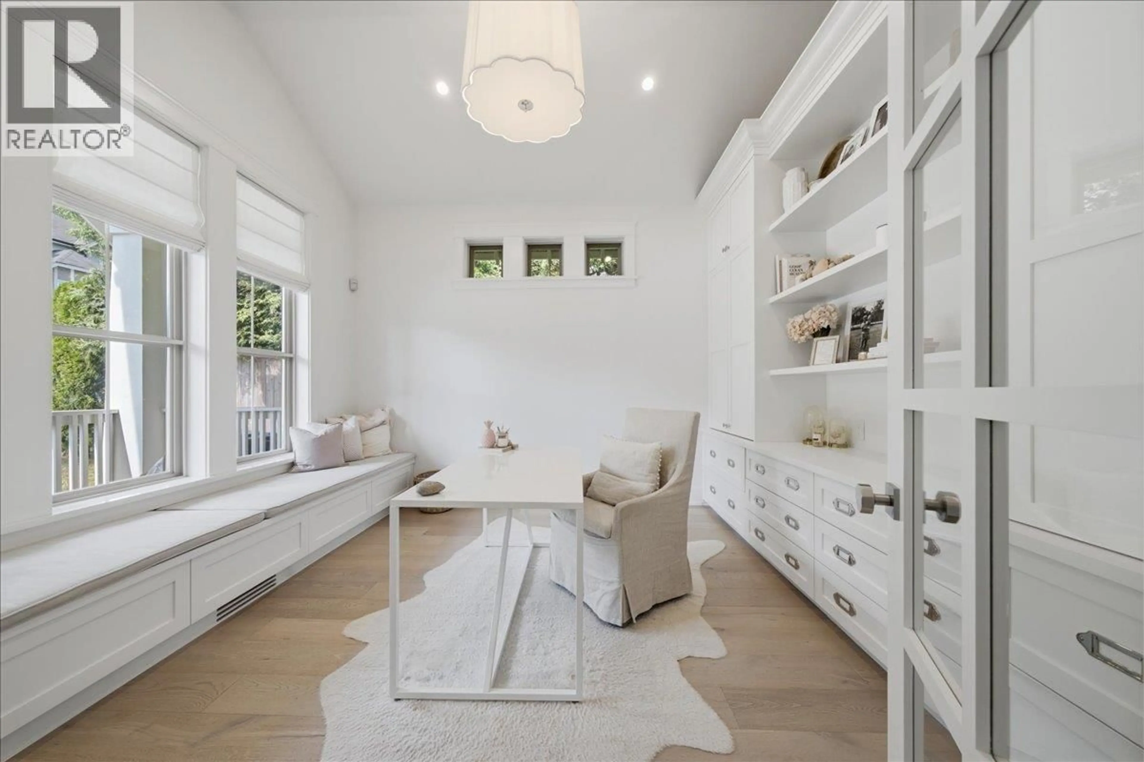 Contemporary bathroom, ceramic/tile floor for 100 FERNWAY DRIVE, Port Moody British Columbia V3H5K5