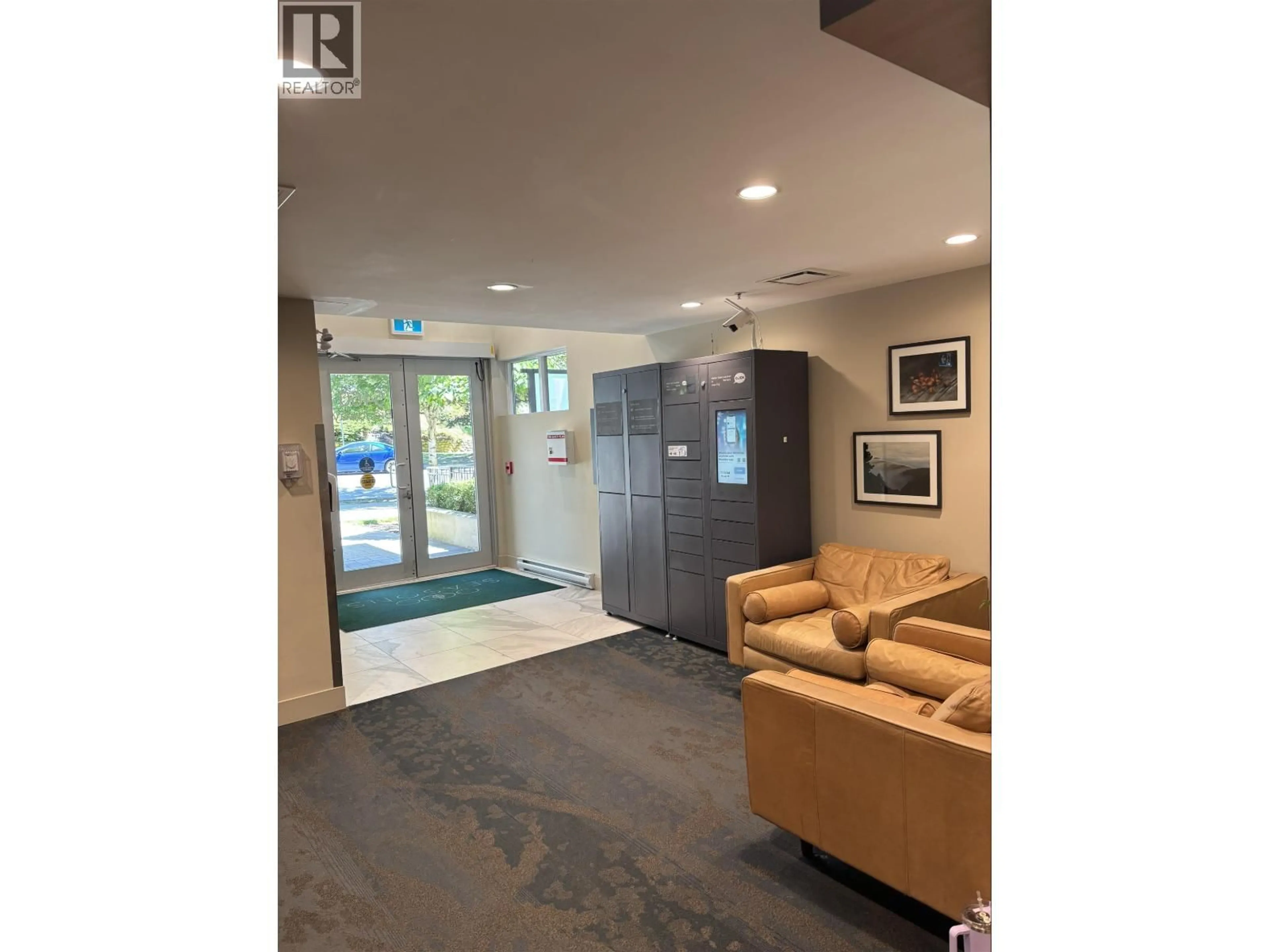 Indoor foyer for 319 - 5460 BROADWAY, Burnaby British Columbia V5B0B4