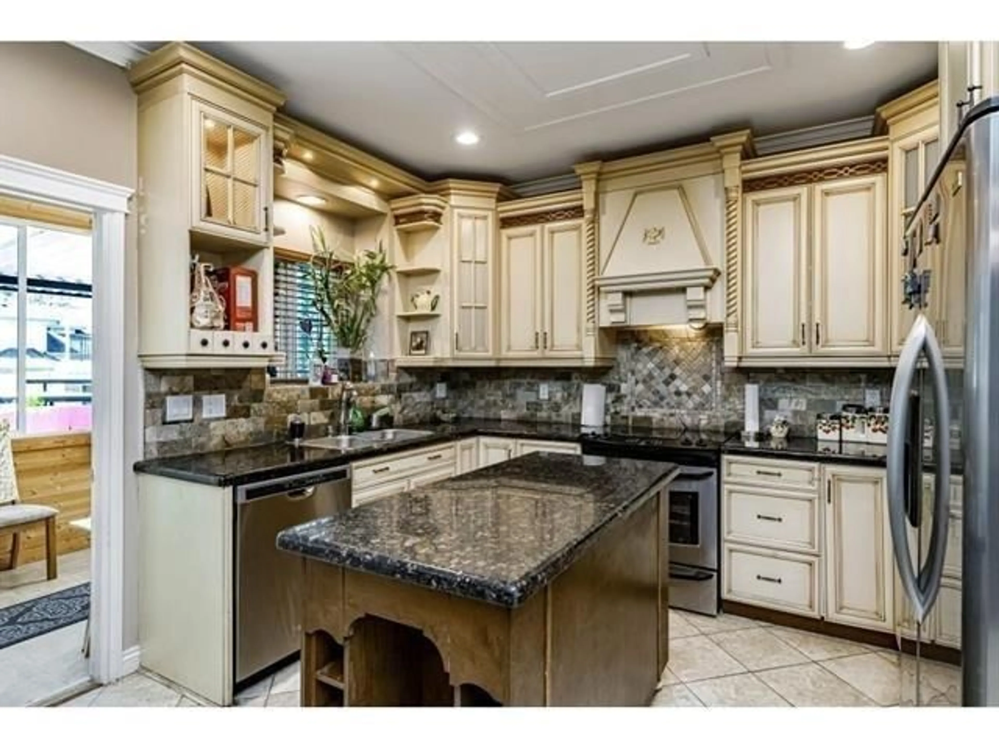 Open concept kitchen, ceramic/tile floor for 7833 147A STREET, Surrey British Columbia V3S2T8