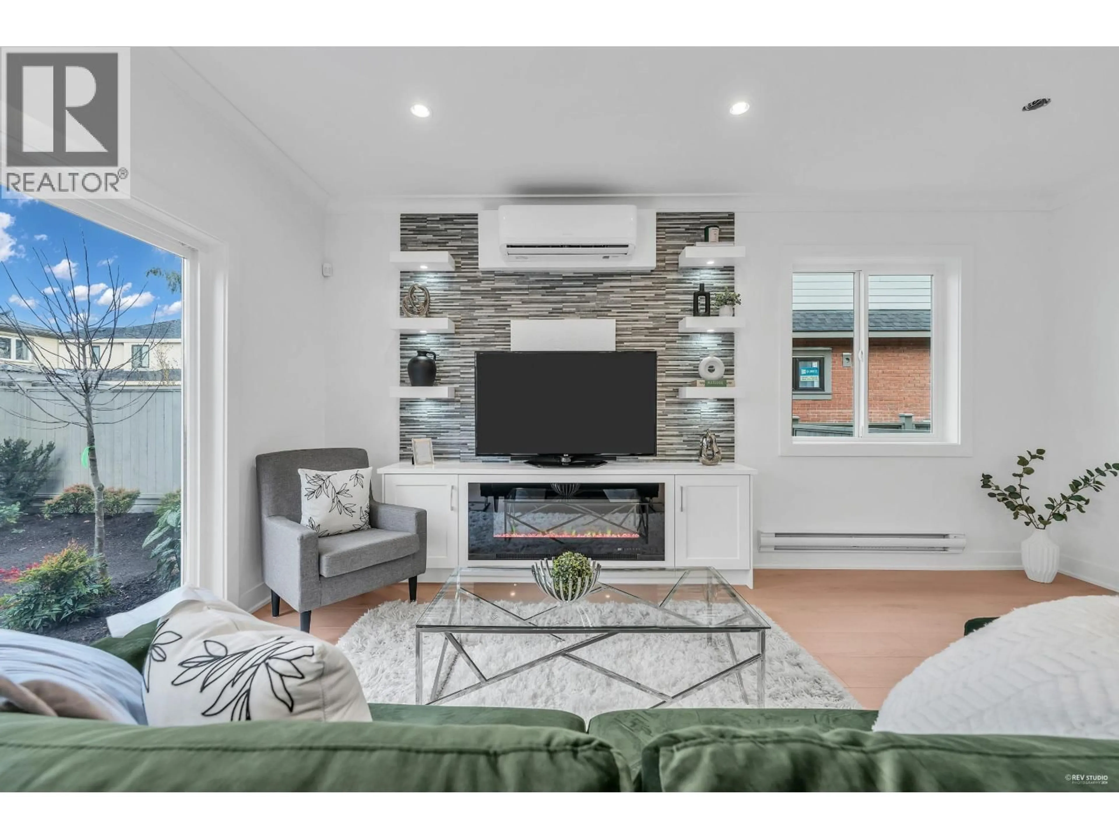 Living room with furniture, unknown for 107 - 8233 WILLIAMS ROAD, Richmond British Columbia V7A1G4