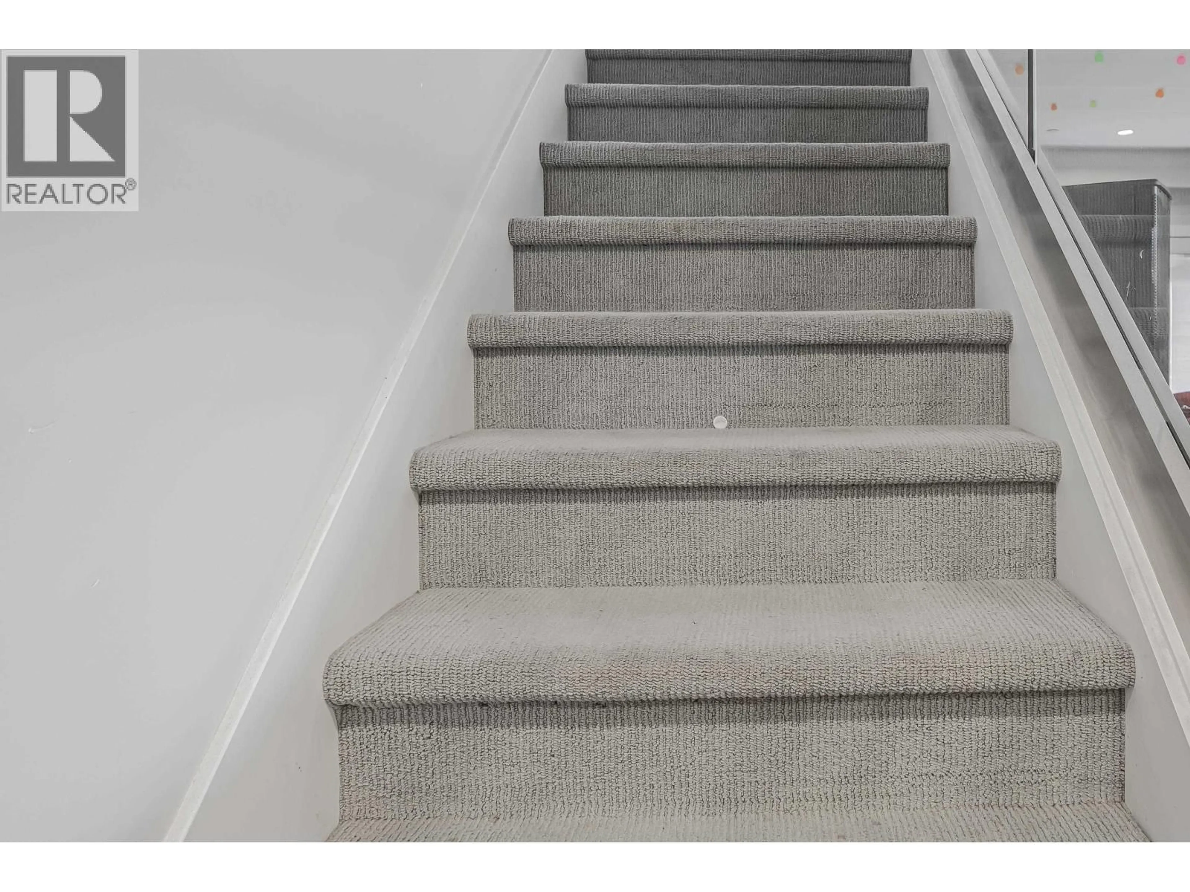 Stairs for 2412 DUNDAS STREET, Vancouver British Columbia V5K1P6