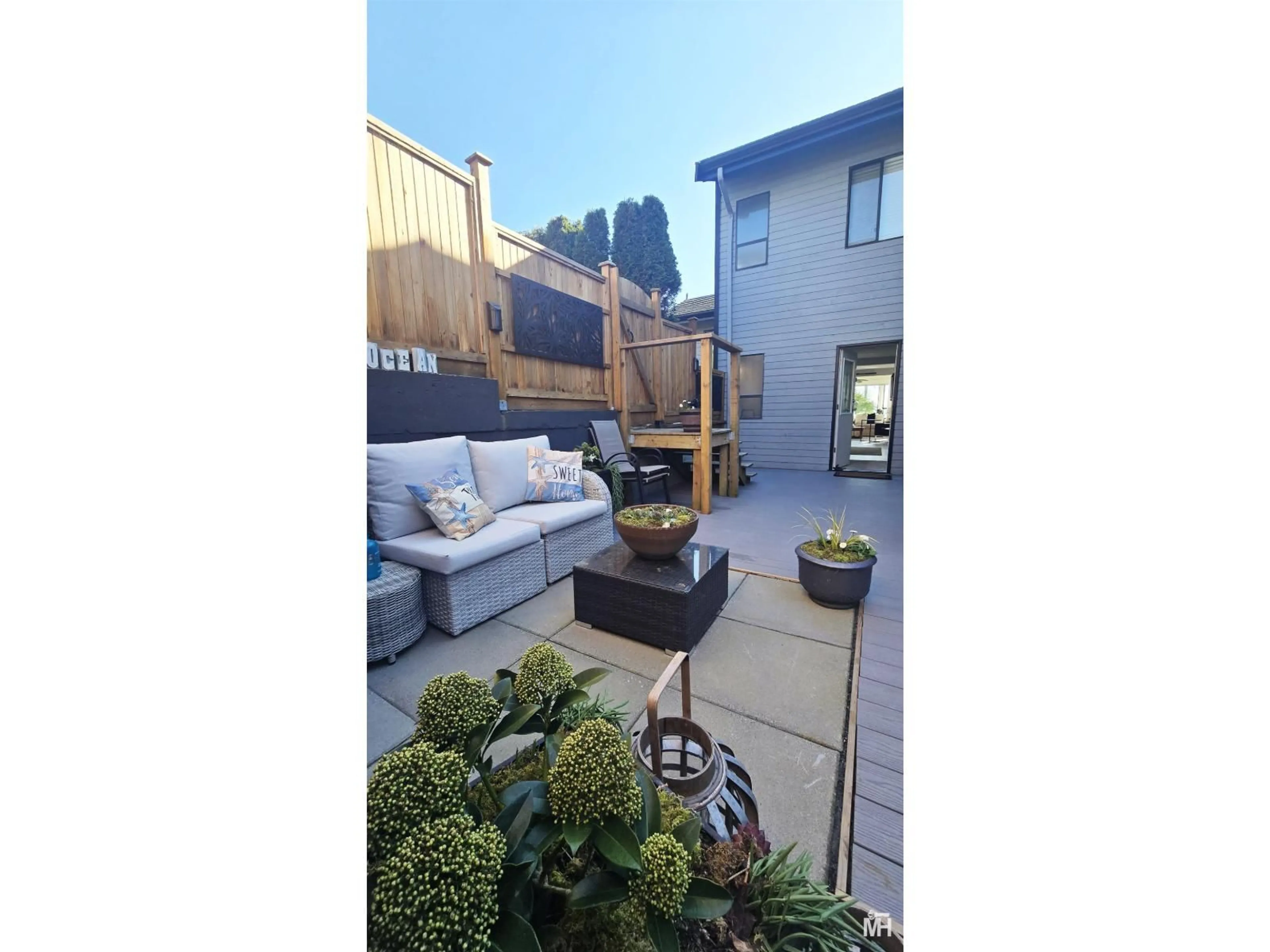 A pic from outside/outdoor area/front of a property/back of a property/a pic from drone, street for 2 - 14985 VICTORIA AVENUE, White Rock British Columbia V4B1G2