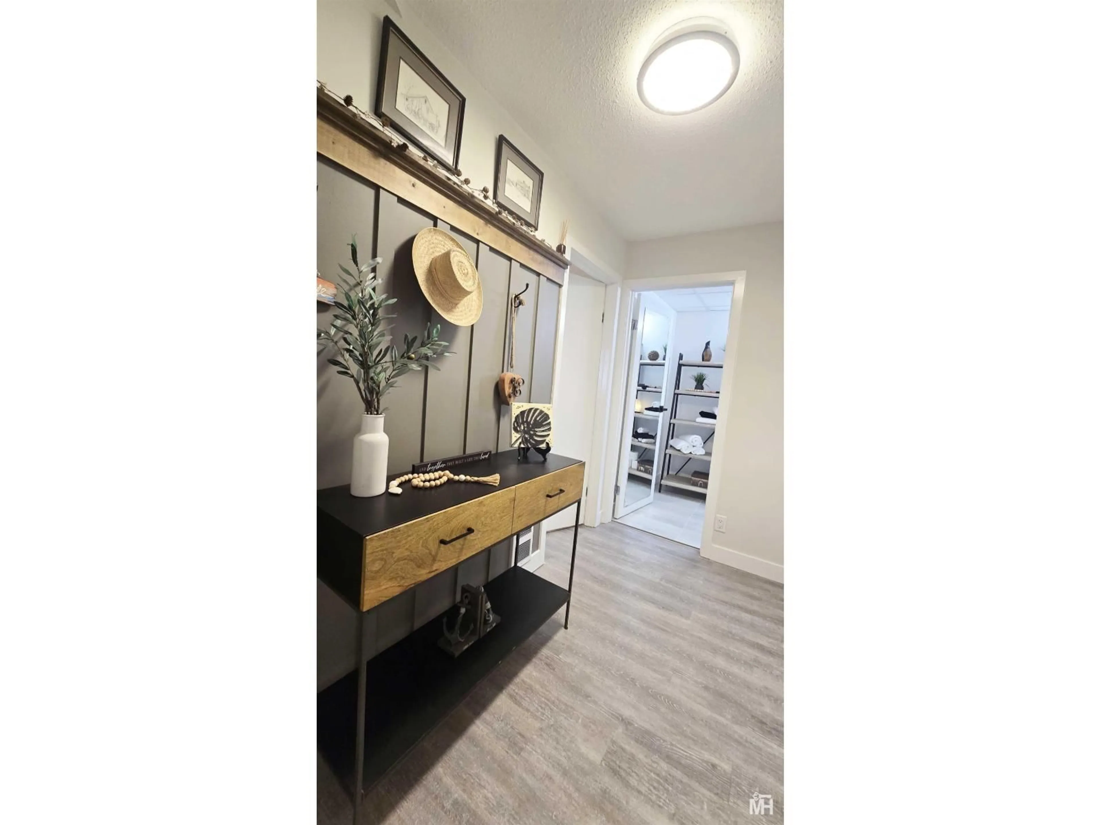 Indoor entryway for 2 - 14985 VICTORIA AVENUE, White Rock British Columbia V4B1G2