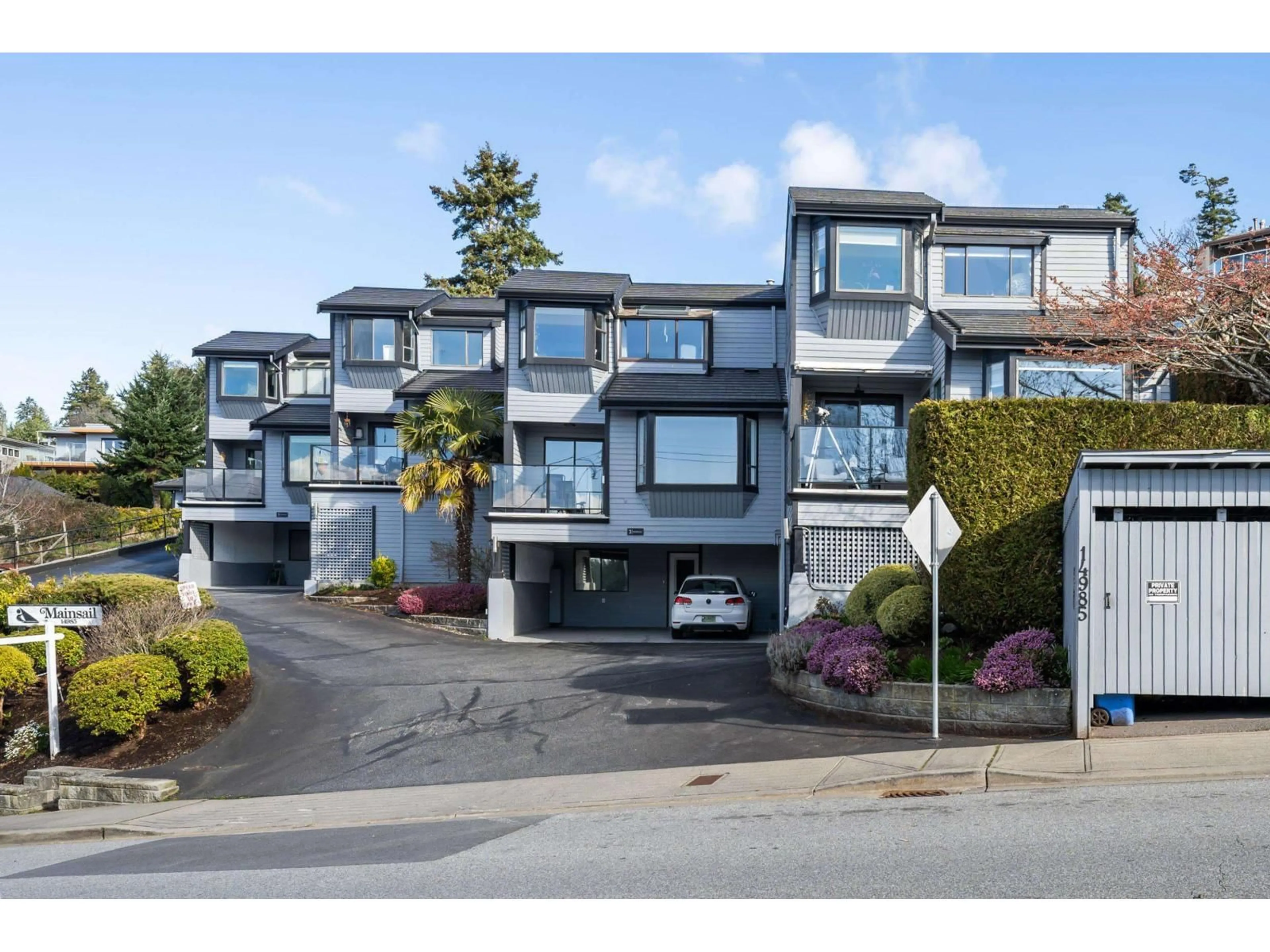A pic from outside/outdoor area/front of a property/back of a property/a pic from drone, street for 2 - 14985 VICTORIA AVENUE, White Rock British Columbia V4B1G2