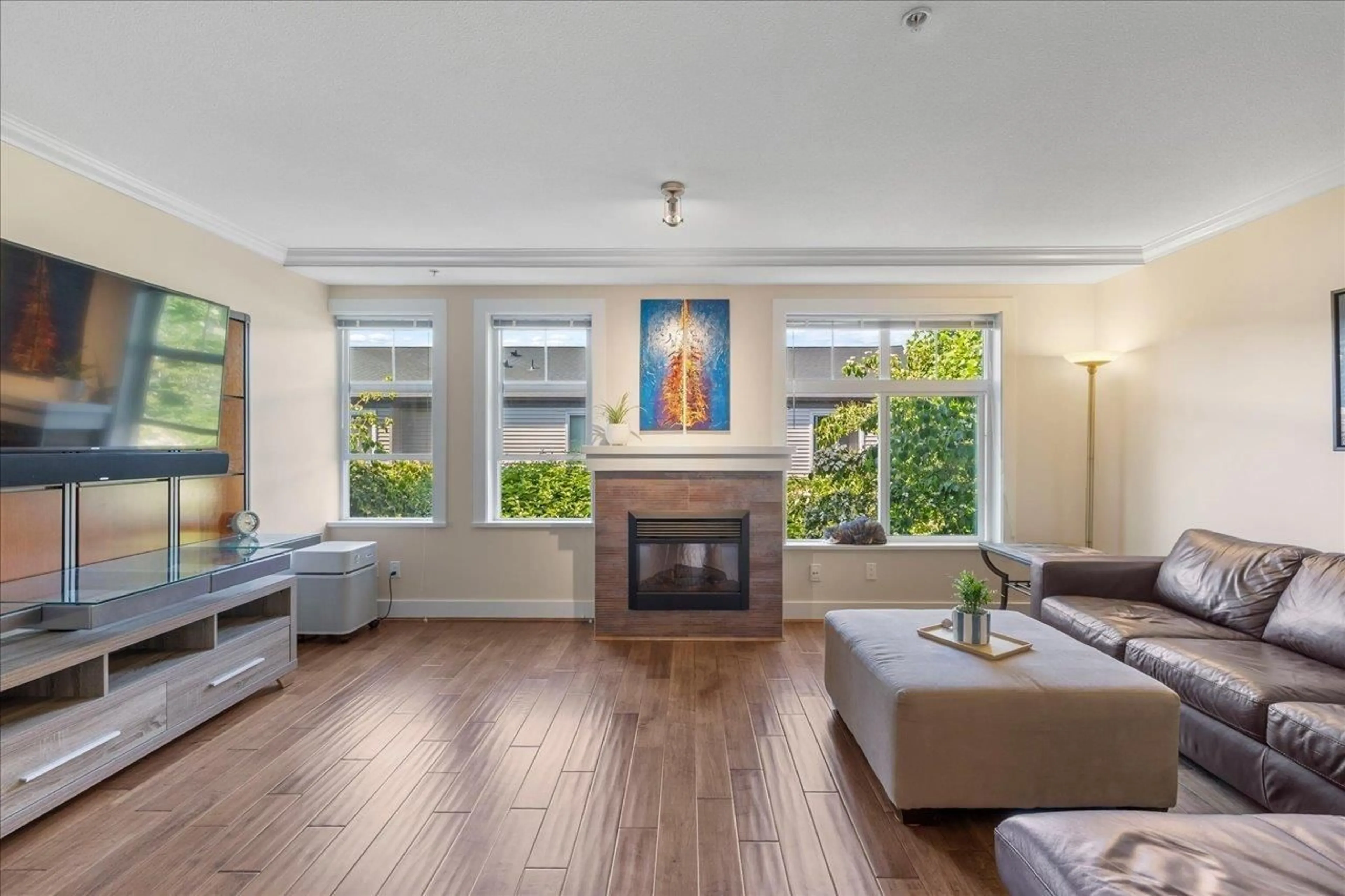 Living room with furniture, wood/laminate floor for 81 - 15833 26 AVENUE, Surrey British Columbia V3Z2X5