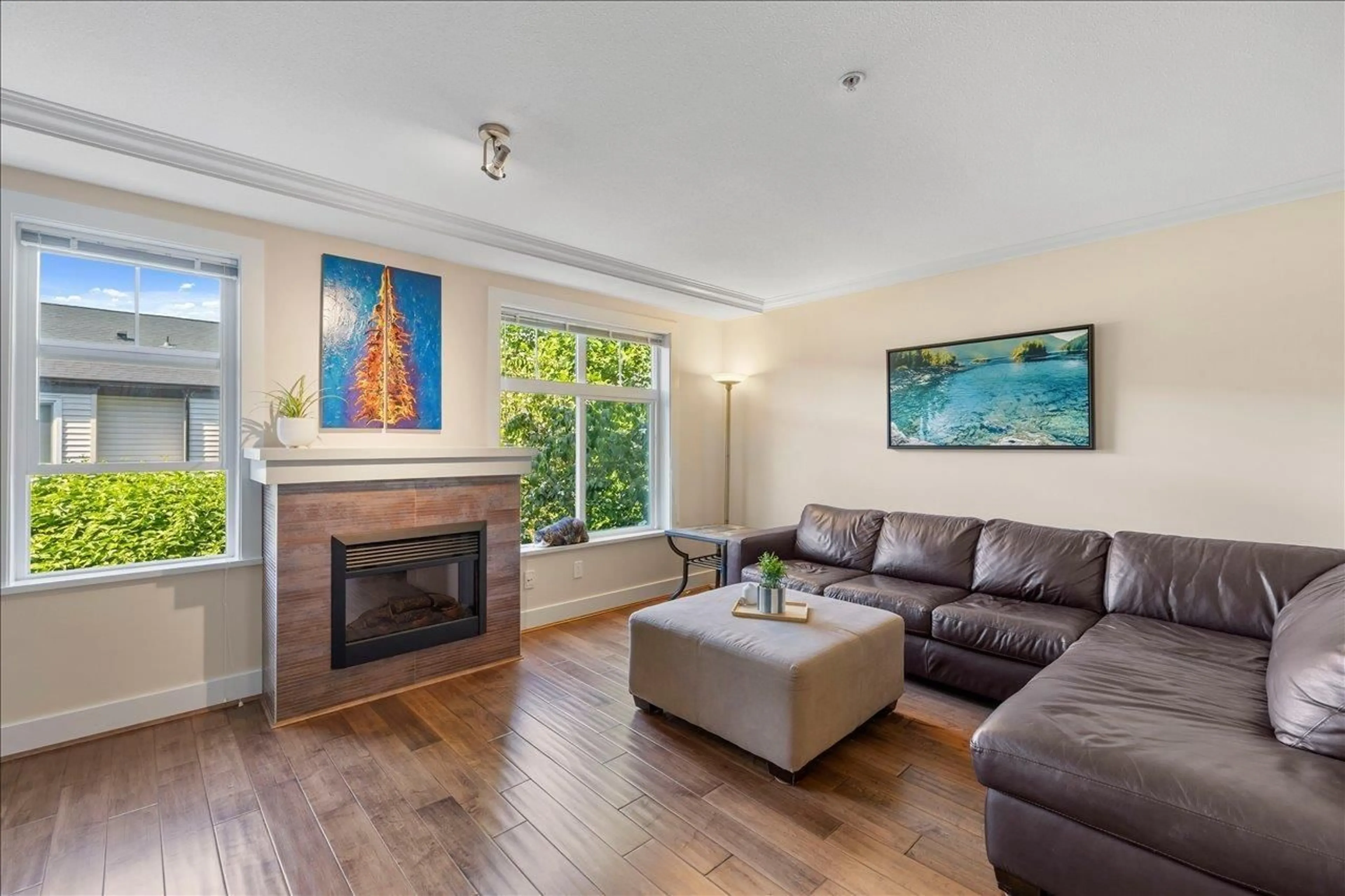 Living room with furniture, wood/laminate floor for 81 - 15833 26 AVENUE, Surrey British Columbia V3Z2X5