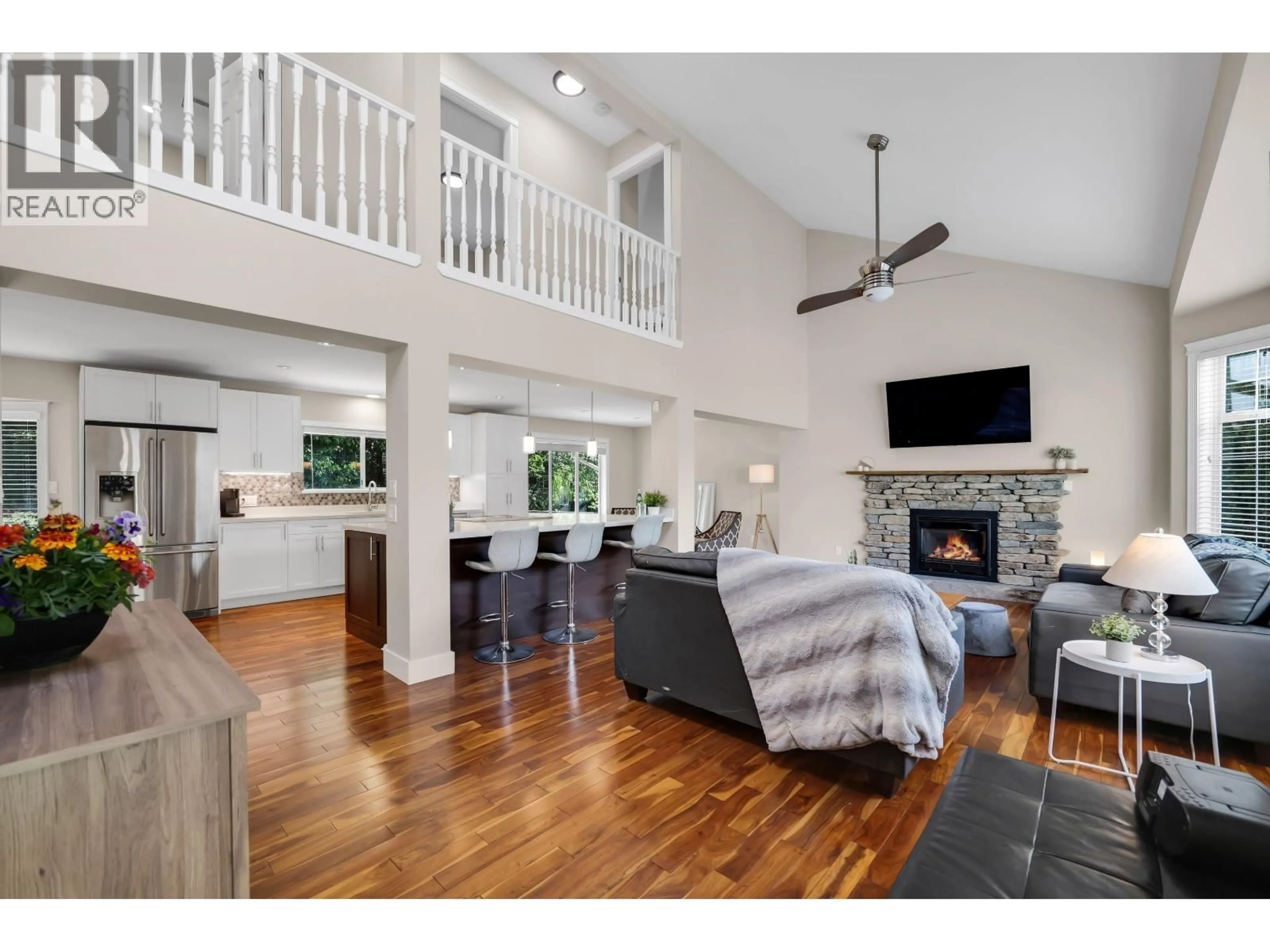 Living room with furniture, wood/laminate floor for 1510 MACDONALD PLACE, Squamish British Columbia V0N1H0