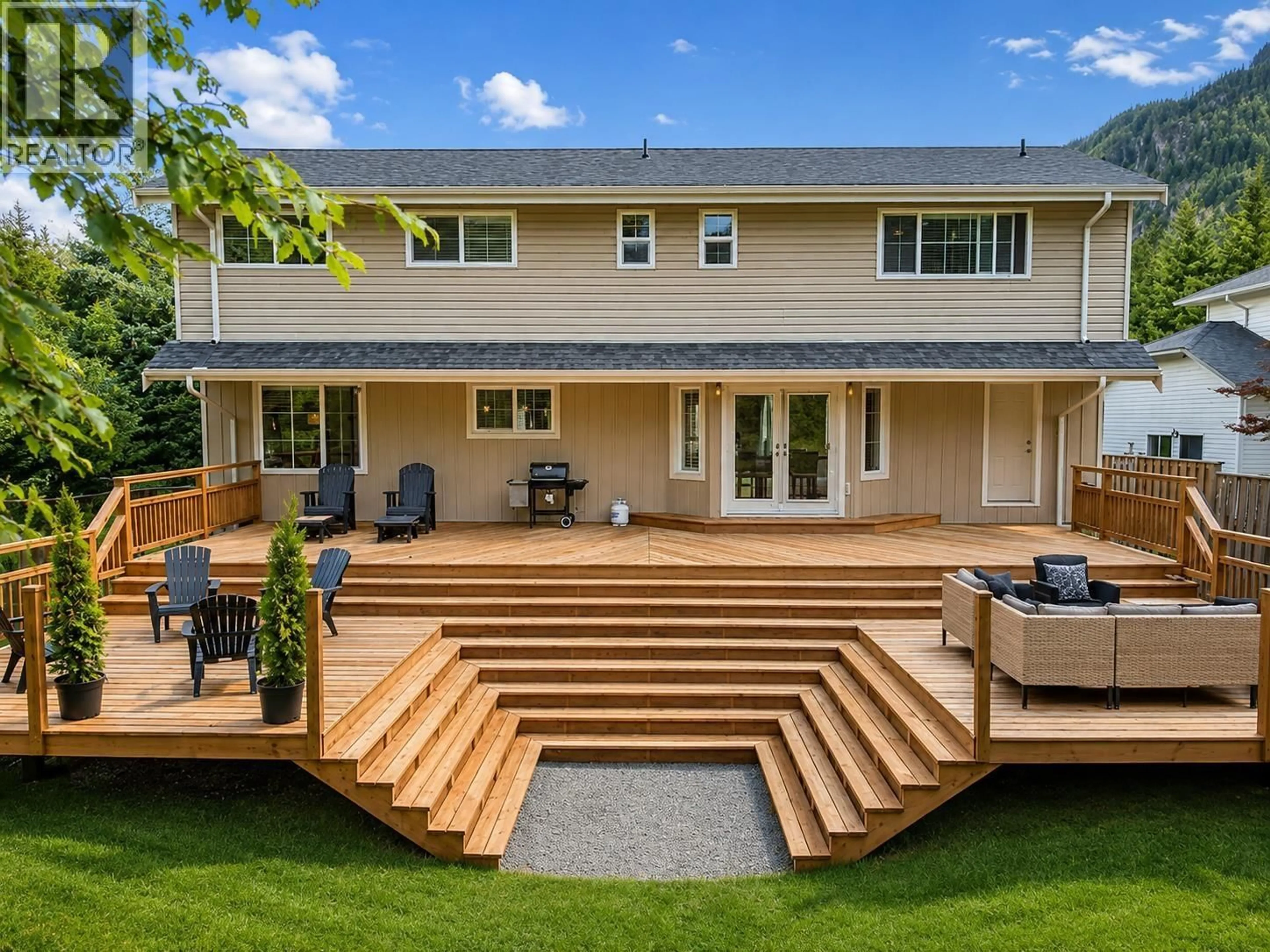 Patio, mountain view for 1510 MACDONALD PLACE, Squamish British Columbia V0N1H0
