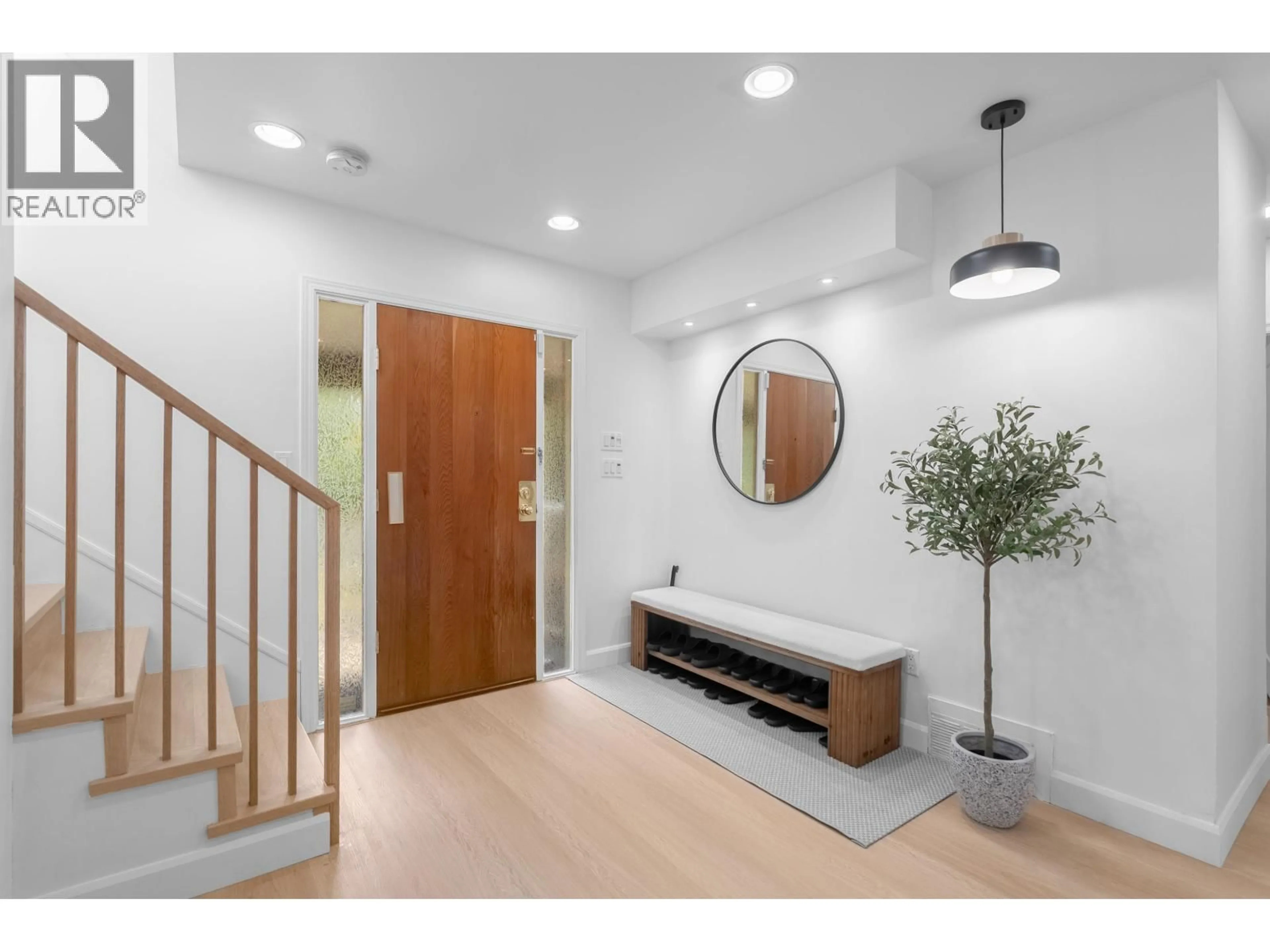 Indoor entryway for 2426 34TH AVENUE, Vancouver British Columbia V6M1G7