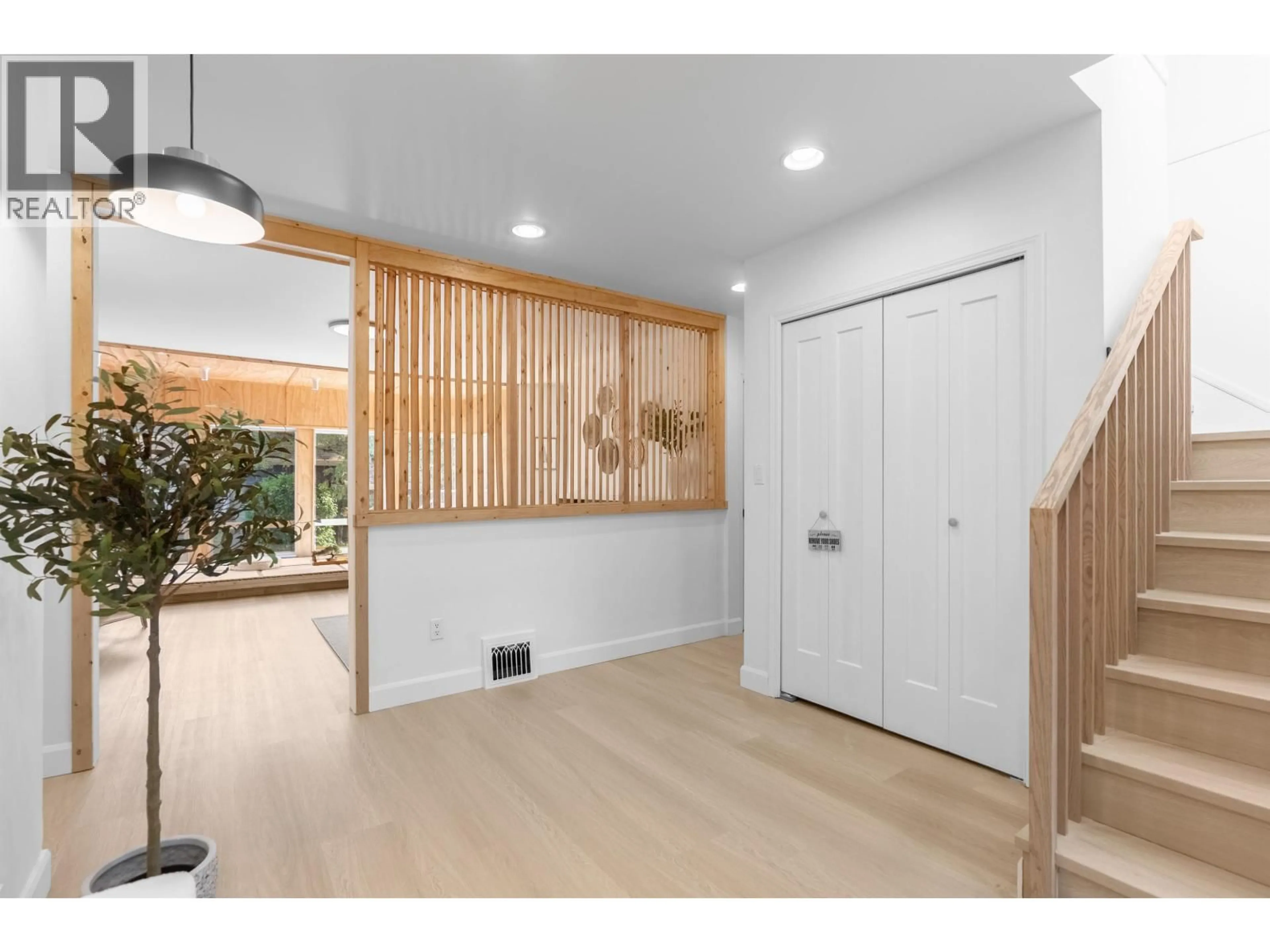 Indoor entryway for 2426 34TH AVENUE, Vancouver British Columbia V6M1G7