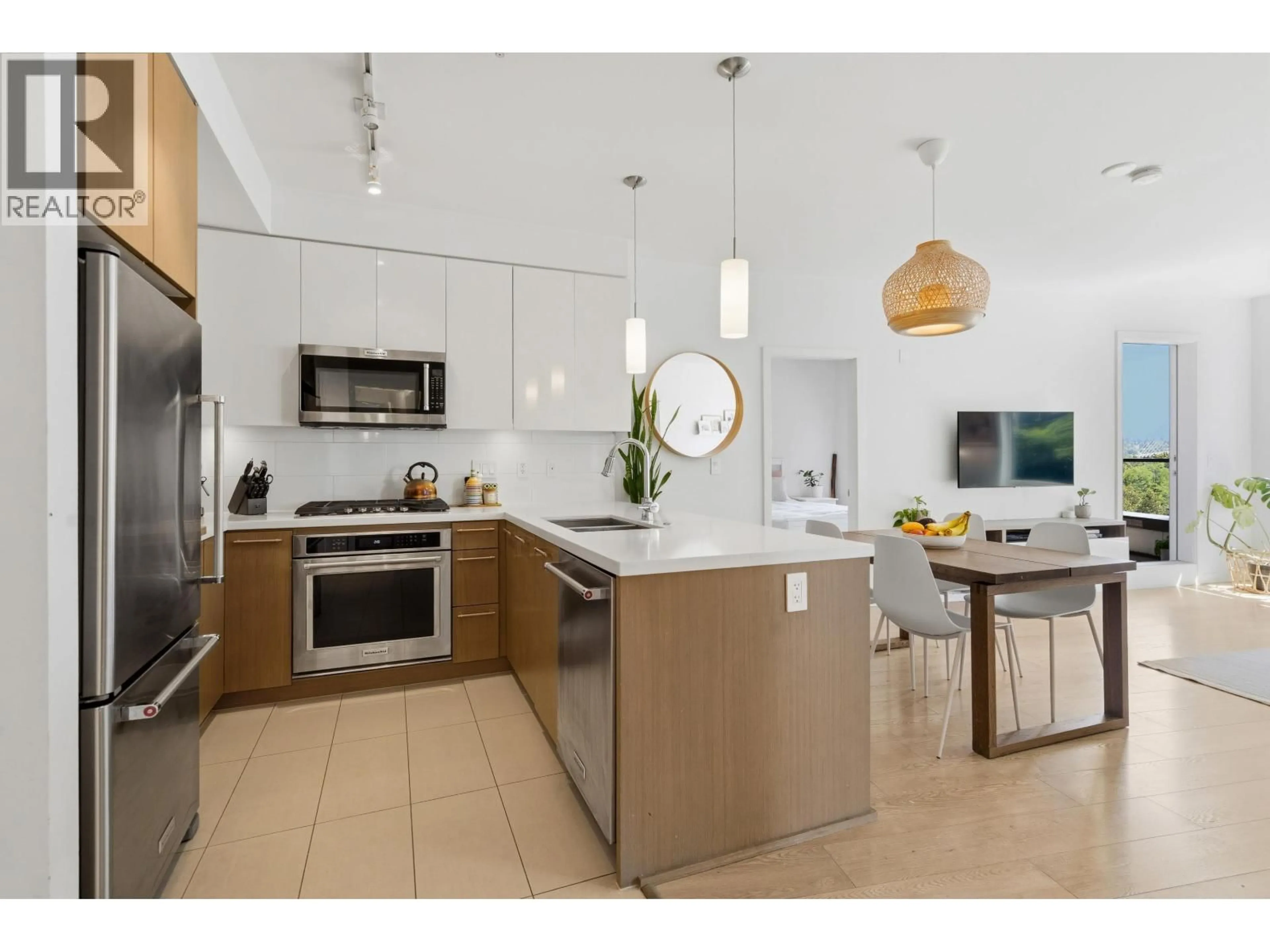 Open concept kitchen, ceramic/tile floor for 303 - 20 ROYAL AVENUE, New Westminster British Columbia V3L0G9